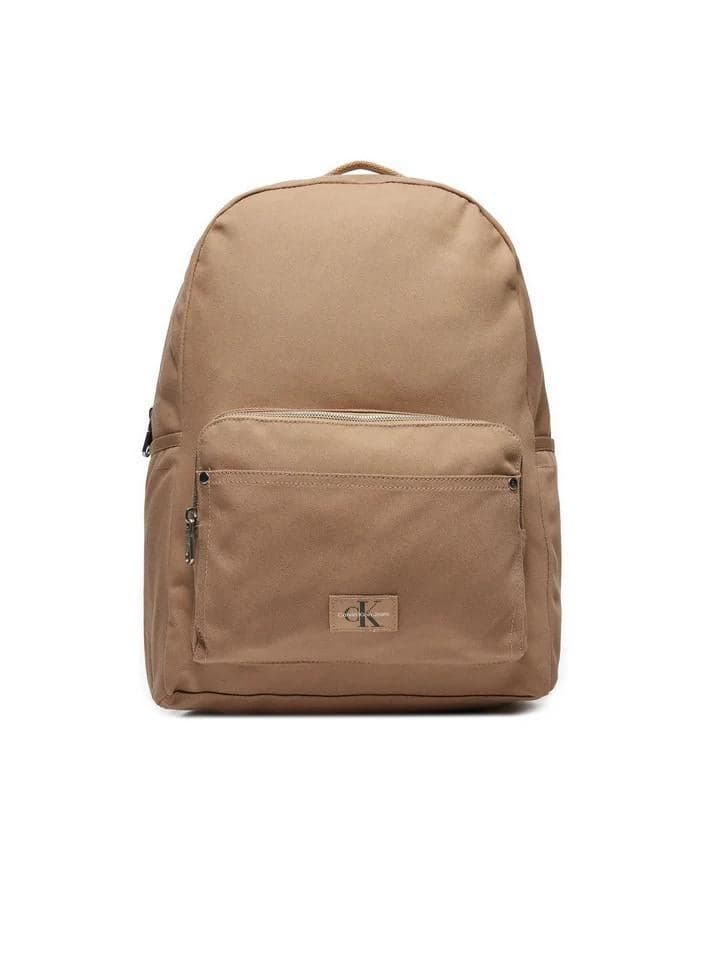 حقيبة ظهر كالفن كلاين سبورت إسنشيال بلون سافانا للرجال