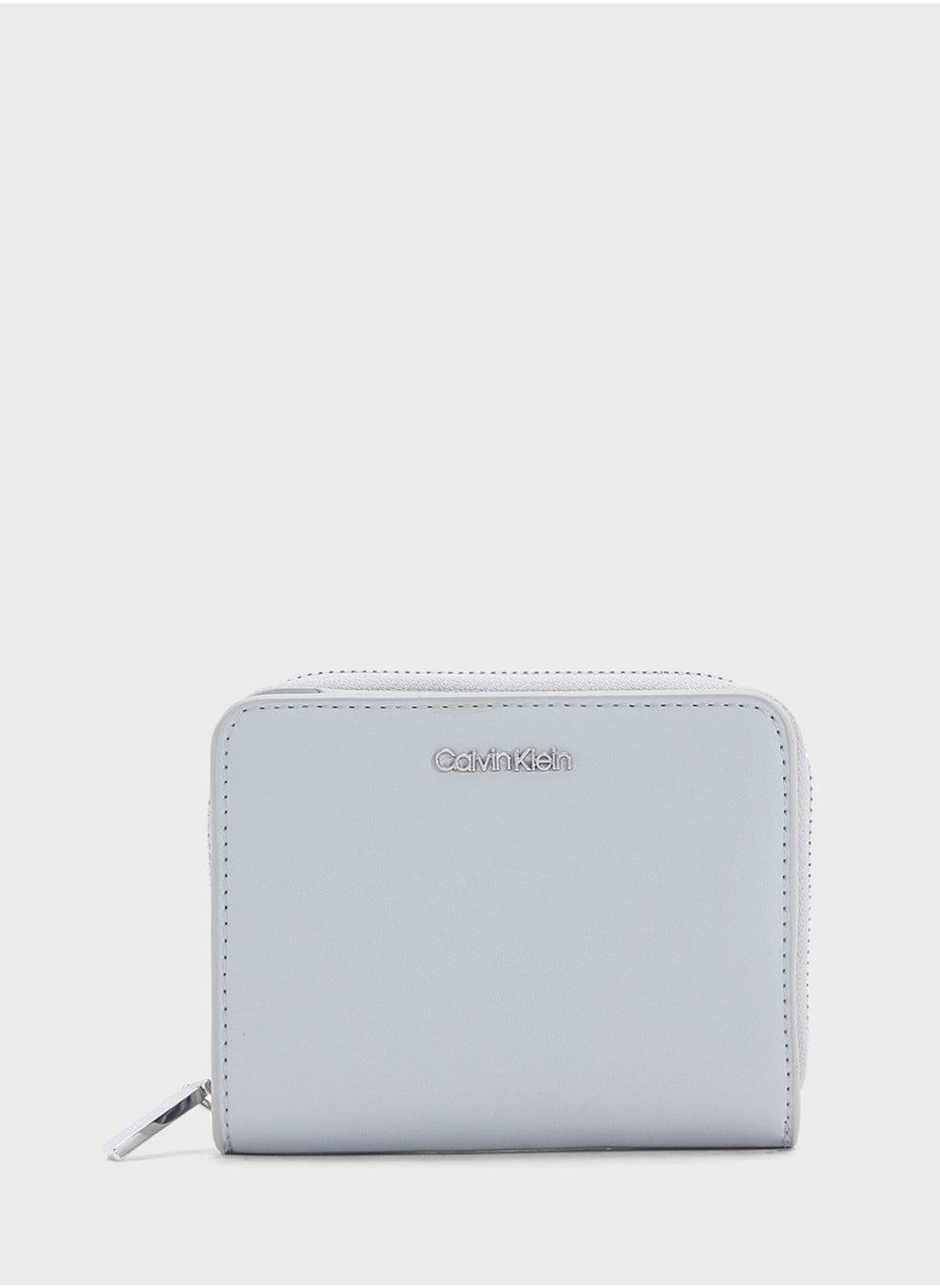 محفظة كالفن كلاين الأنيقة بسحاب كامل - متوسطة الحجم - Image 1