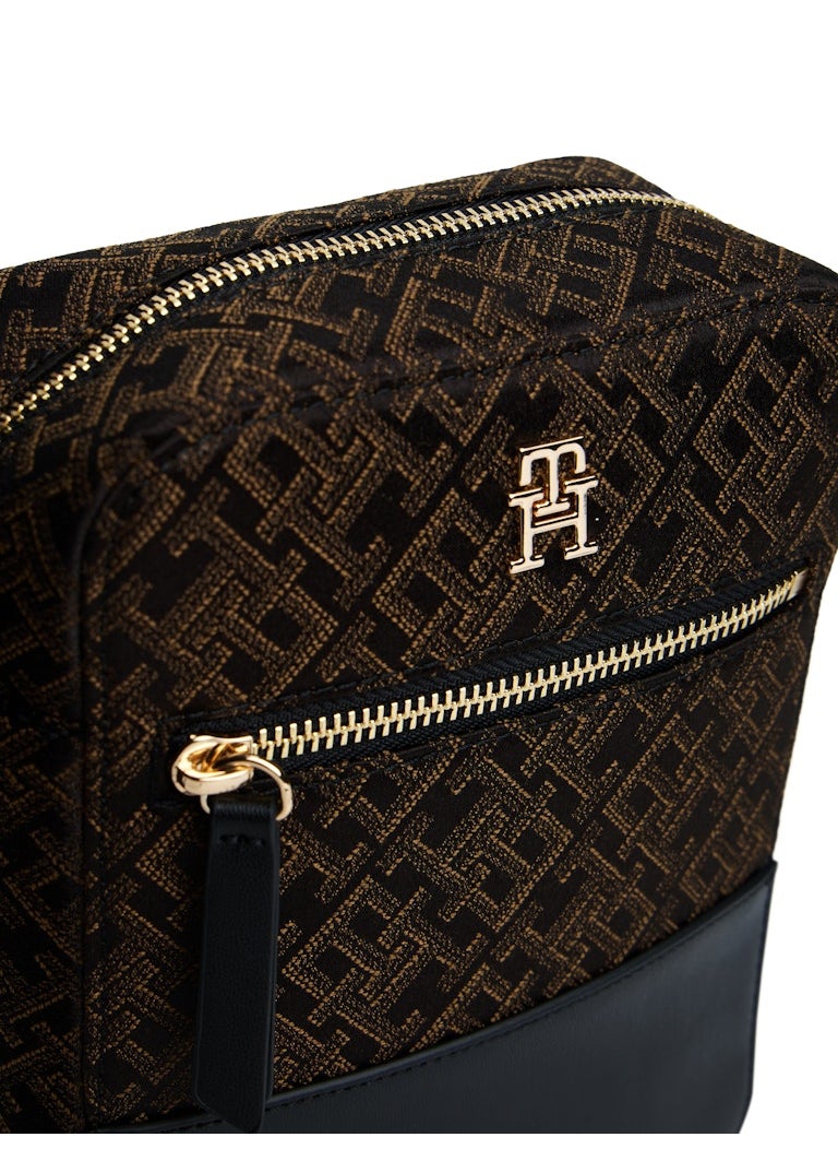 buy-tommy-hilfiger-logo-detailed-feminine-crossbody_bsb