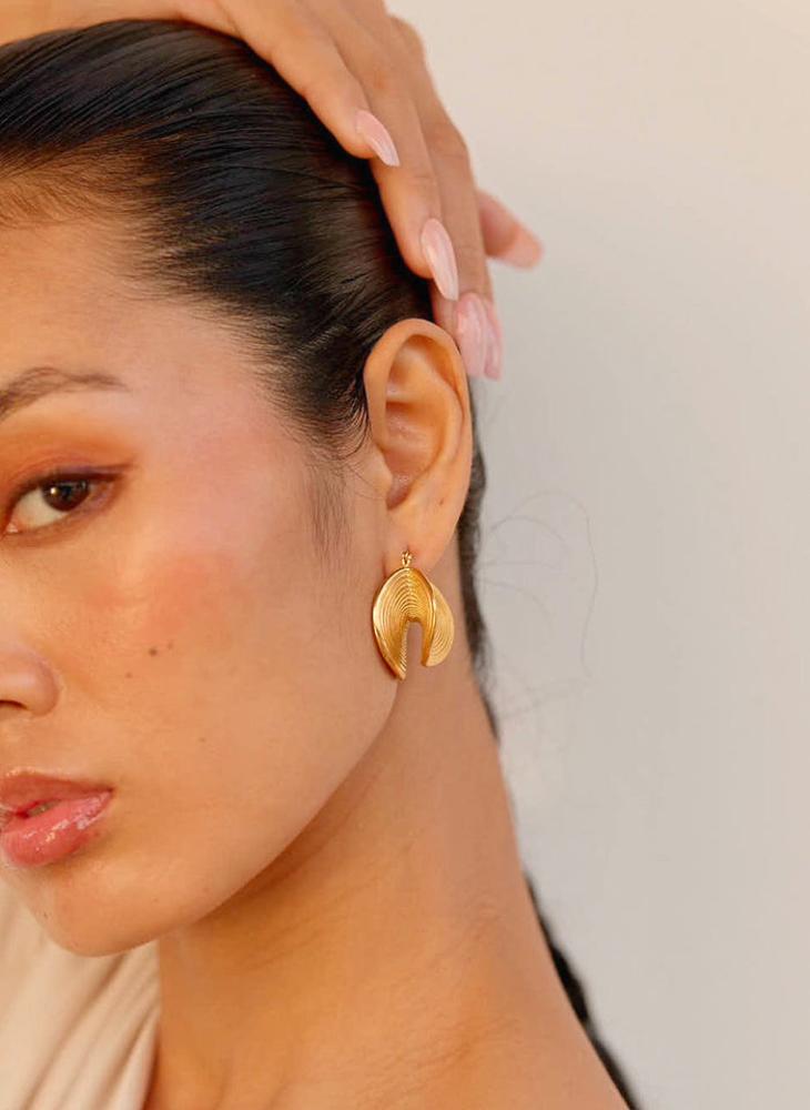 buy-noya-chloe-signature-earrings-18k-gold-plated_w8h