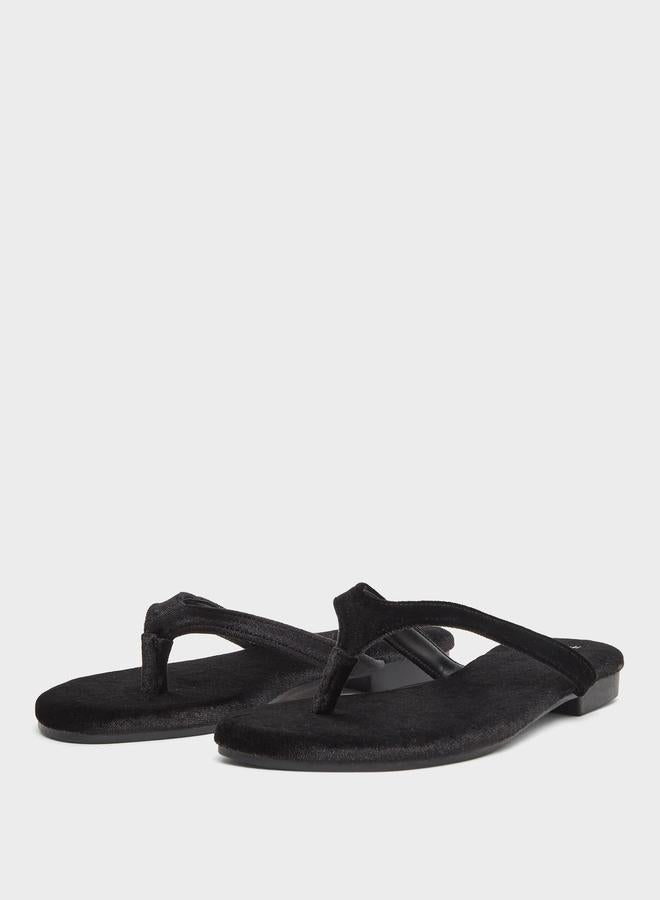 buy-styli-styli-black-velvet-look-flat-sandals_7ry