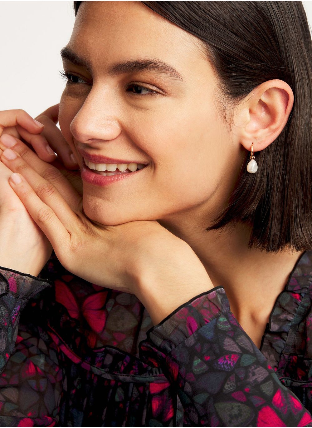 buy-ted-baker-periaa-pearly-chain-huggie-earrings_8iq