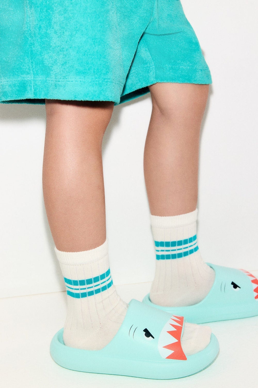 buy-h-m-printed-chunky-pool-slides_spw