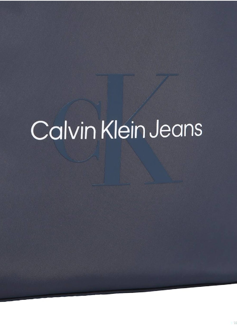 buy-calvin-klein-jeans-sport-reporter-bag_tv7
