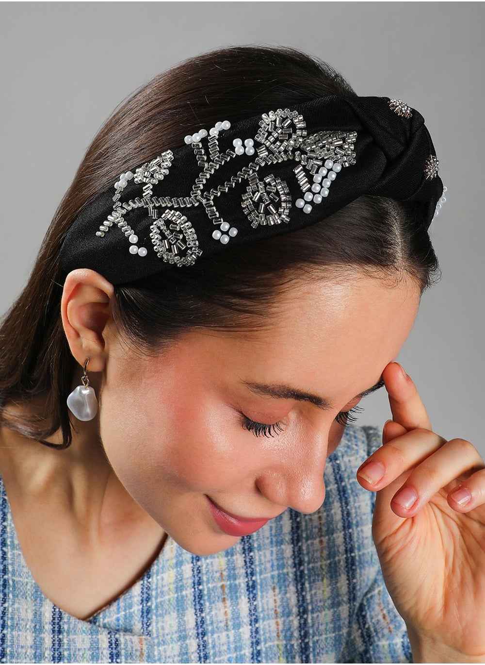buy-sohi-the-embellished-knot-hairband_5bp