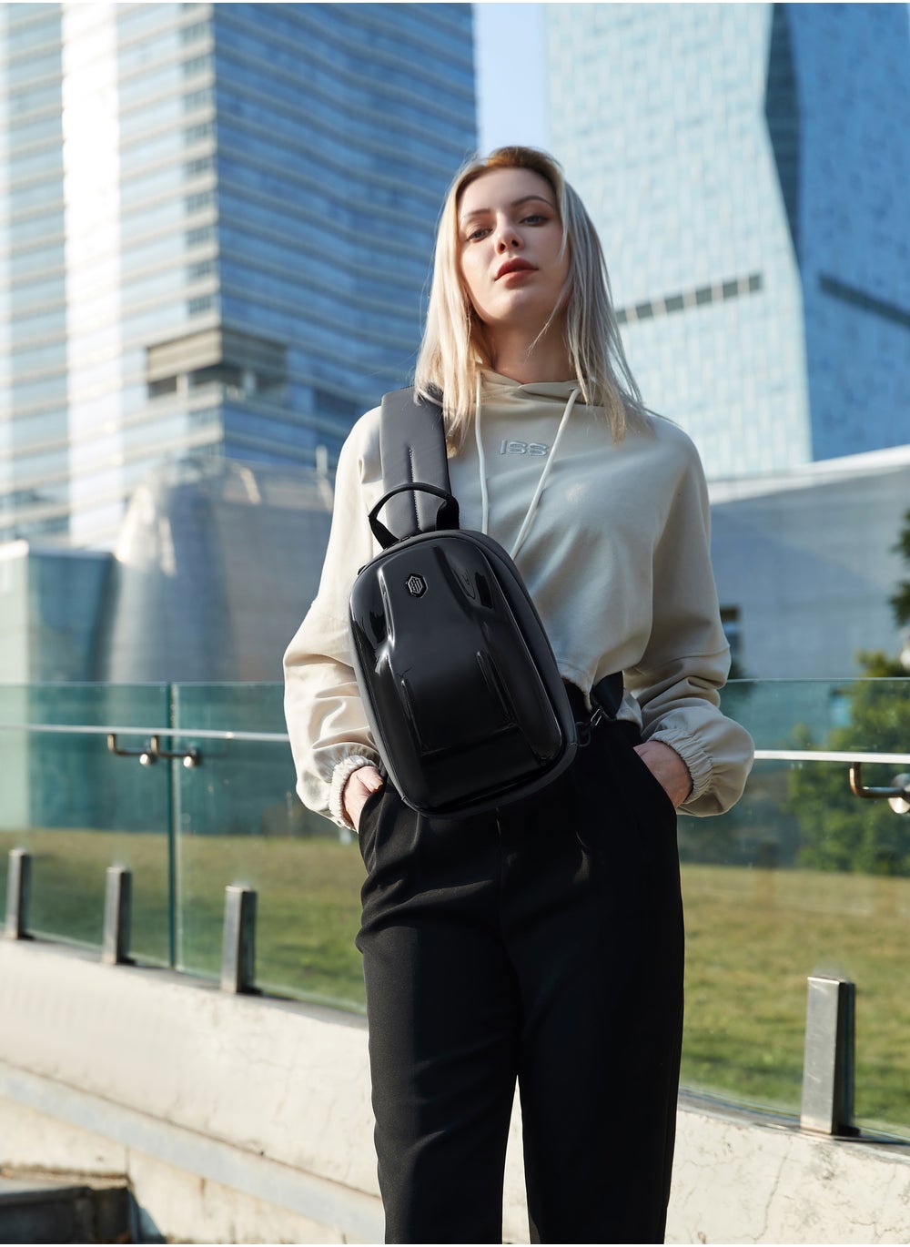 buy-arctic-hunter-glossy-hard-shell-sling-bag-water-resistant-anti-theft-unisex-cross-body-shoulder-bag-for-travel-business-casual-xb00551-grey_lql