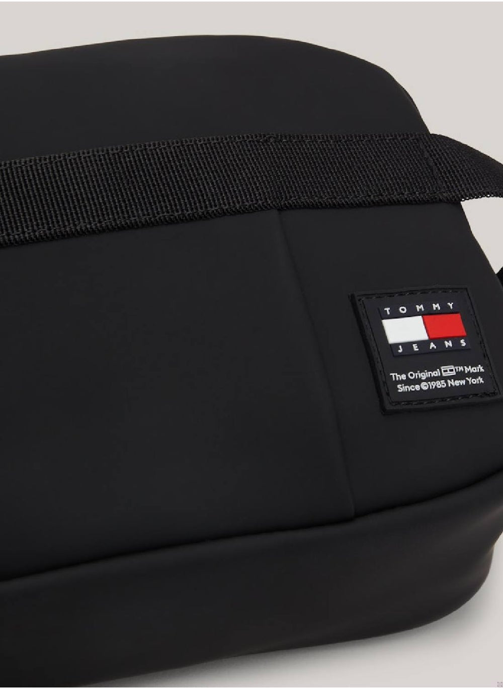 buy-tommy-jeans-daily-washbag_cvk