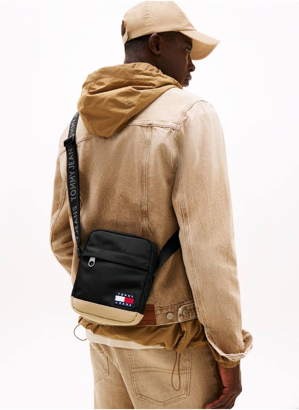 buy-tommy-jeans-essential-daily-reporter-bag_zay