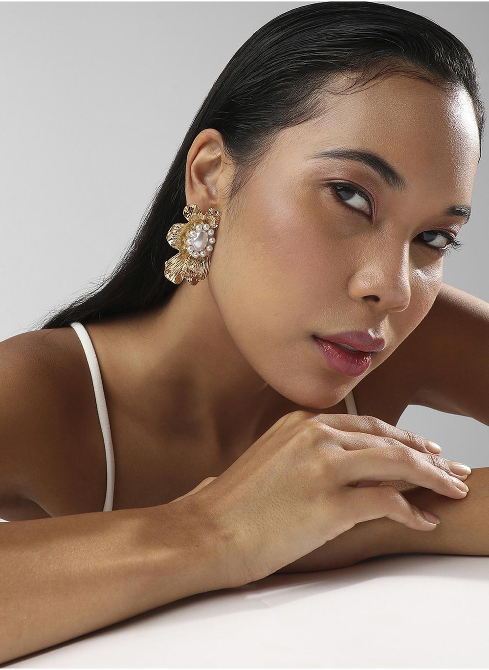 buy-sohi-flower-pearl-stud-earrings_swd