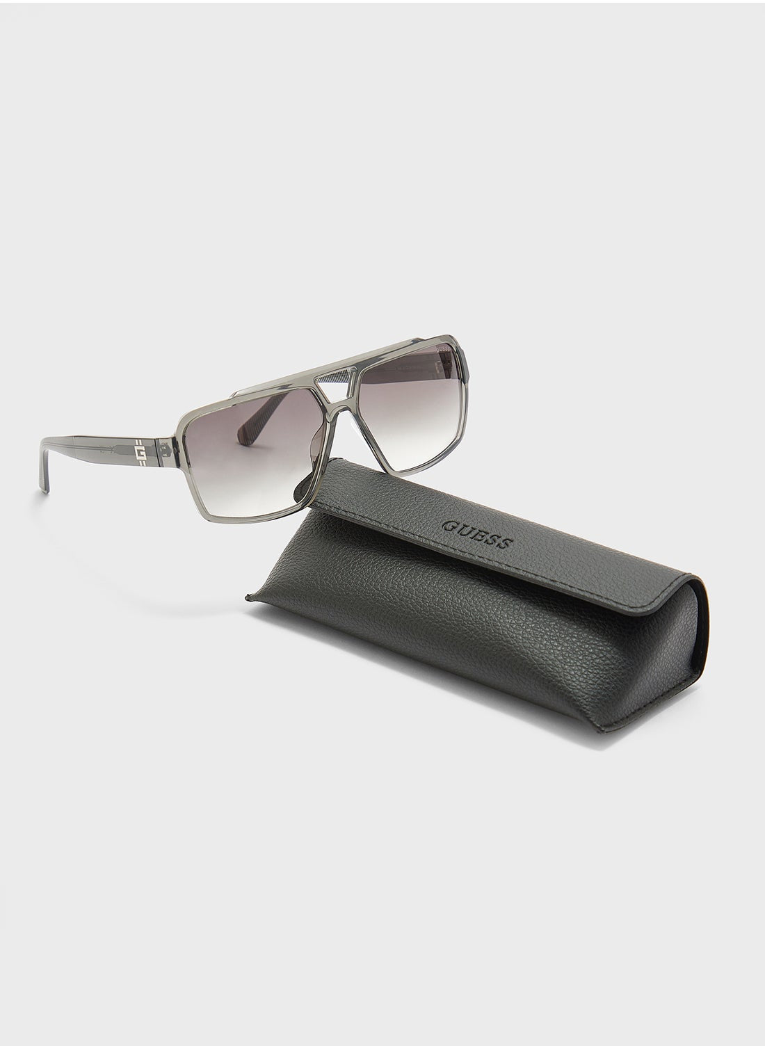 buy-guess-gu0022320b61-wayfarers-sunglasses_kcp