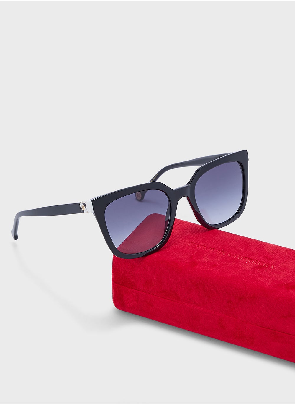 buy-carolina-herrera-her-0236-s-oversized-sunglasses_ncx