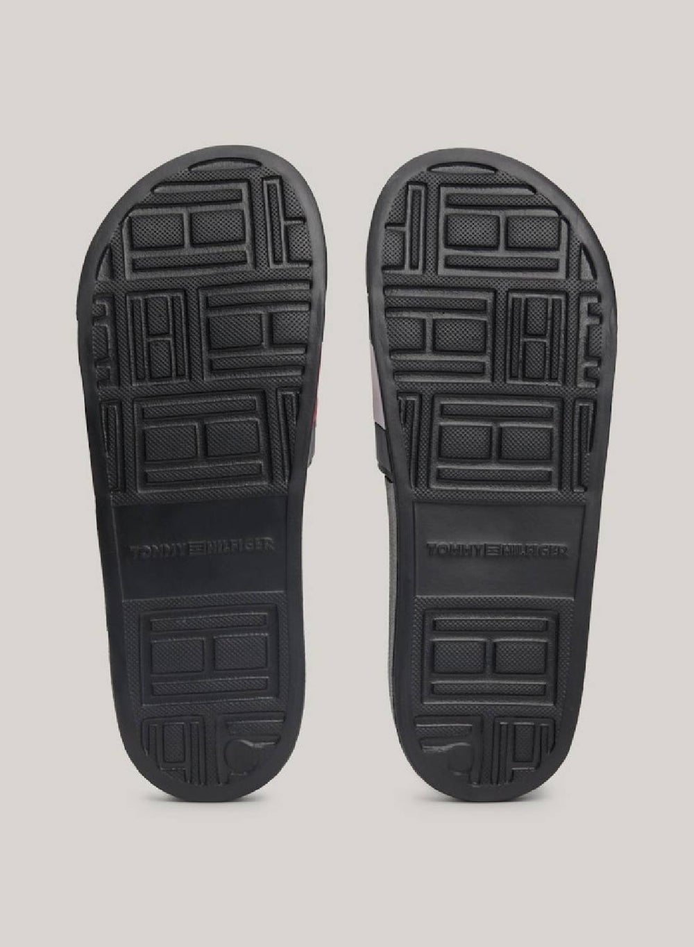 buy-tommy-hilfiger-rubber-flag-pool-slides_skk