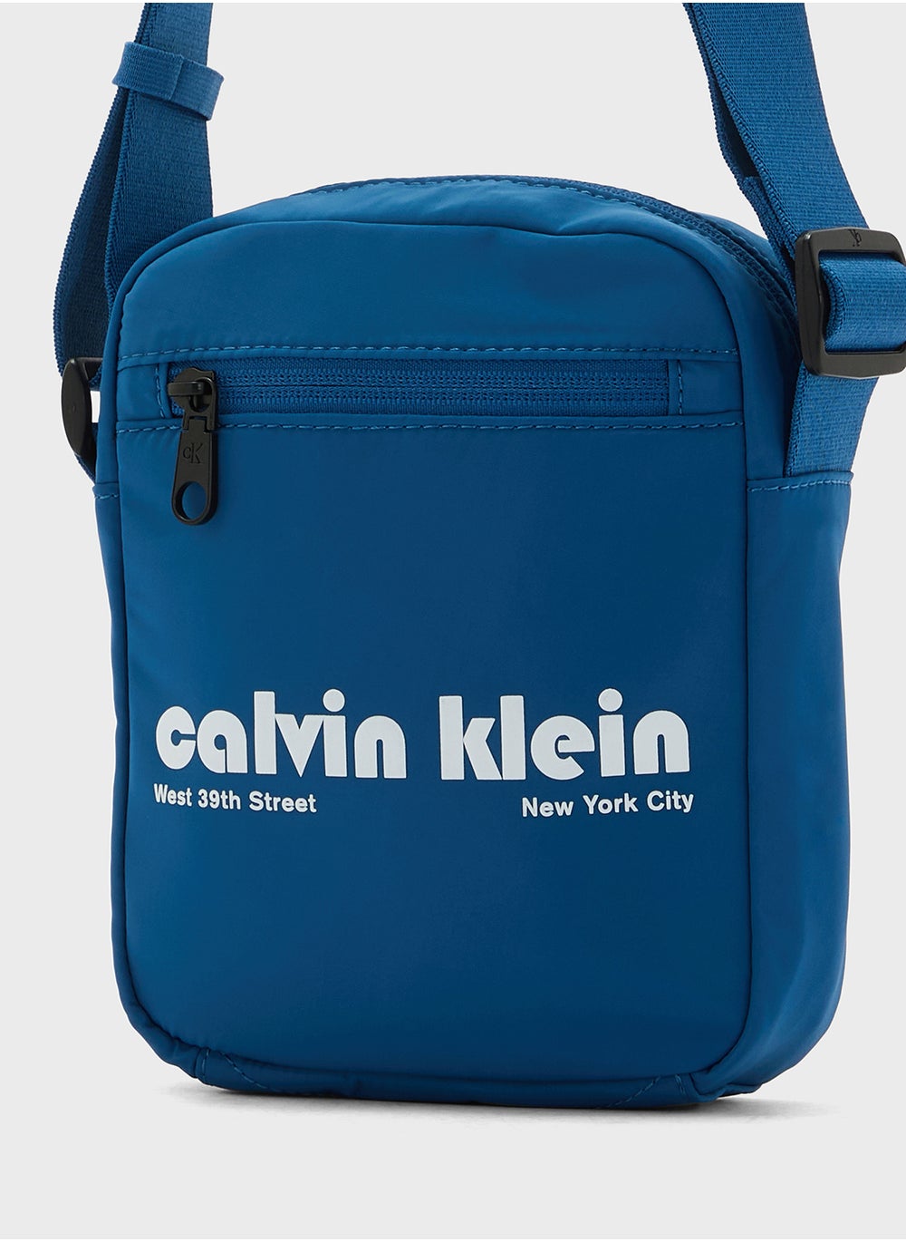 buy-calvin-klein-jeans-graphic-reporter-bag_zlc