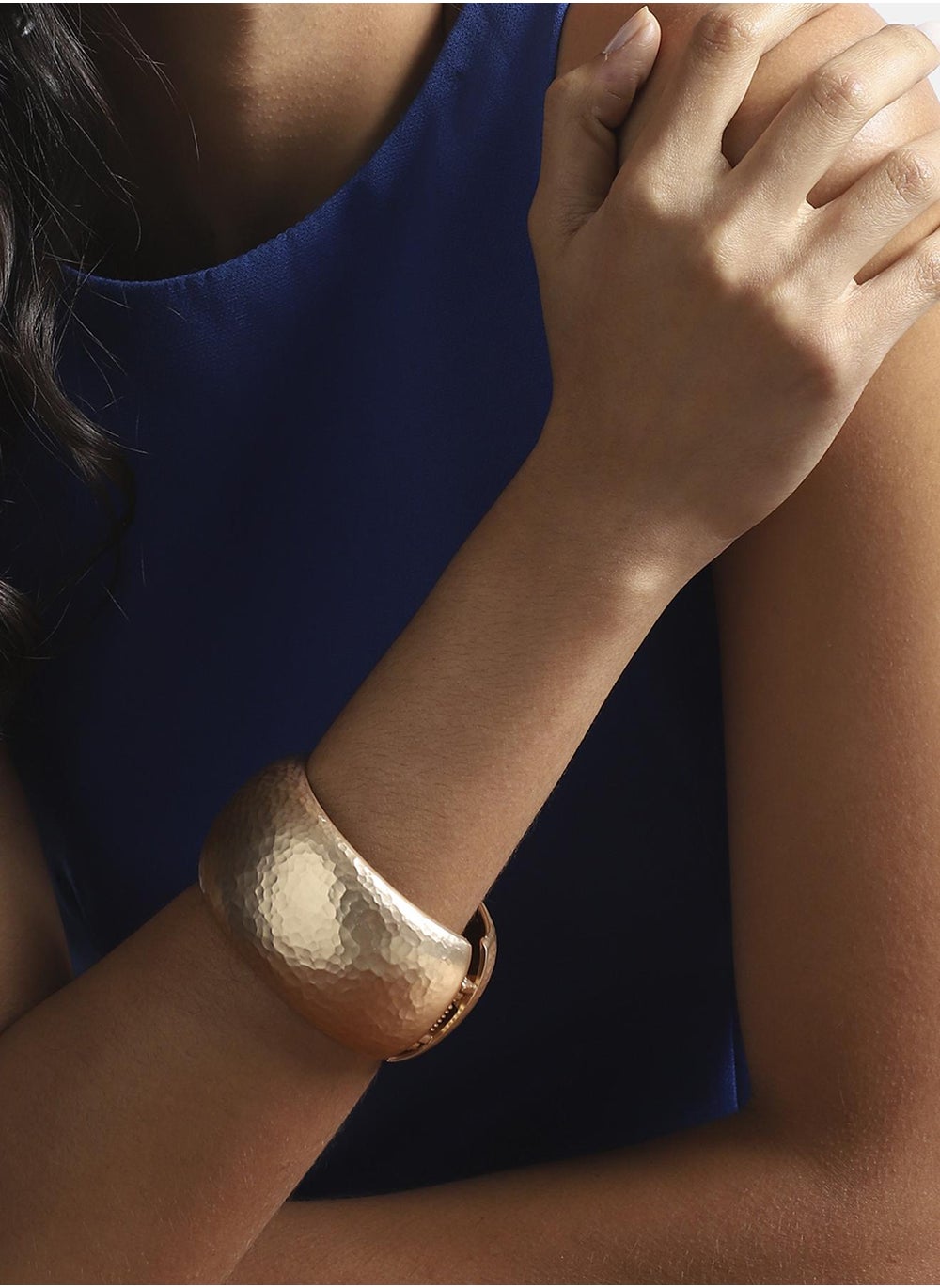 buy-sohi-dented-metallic-bracelet_ep9