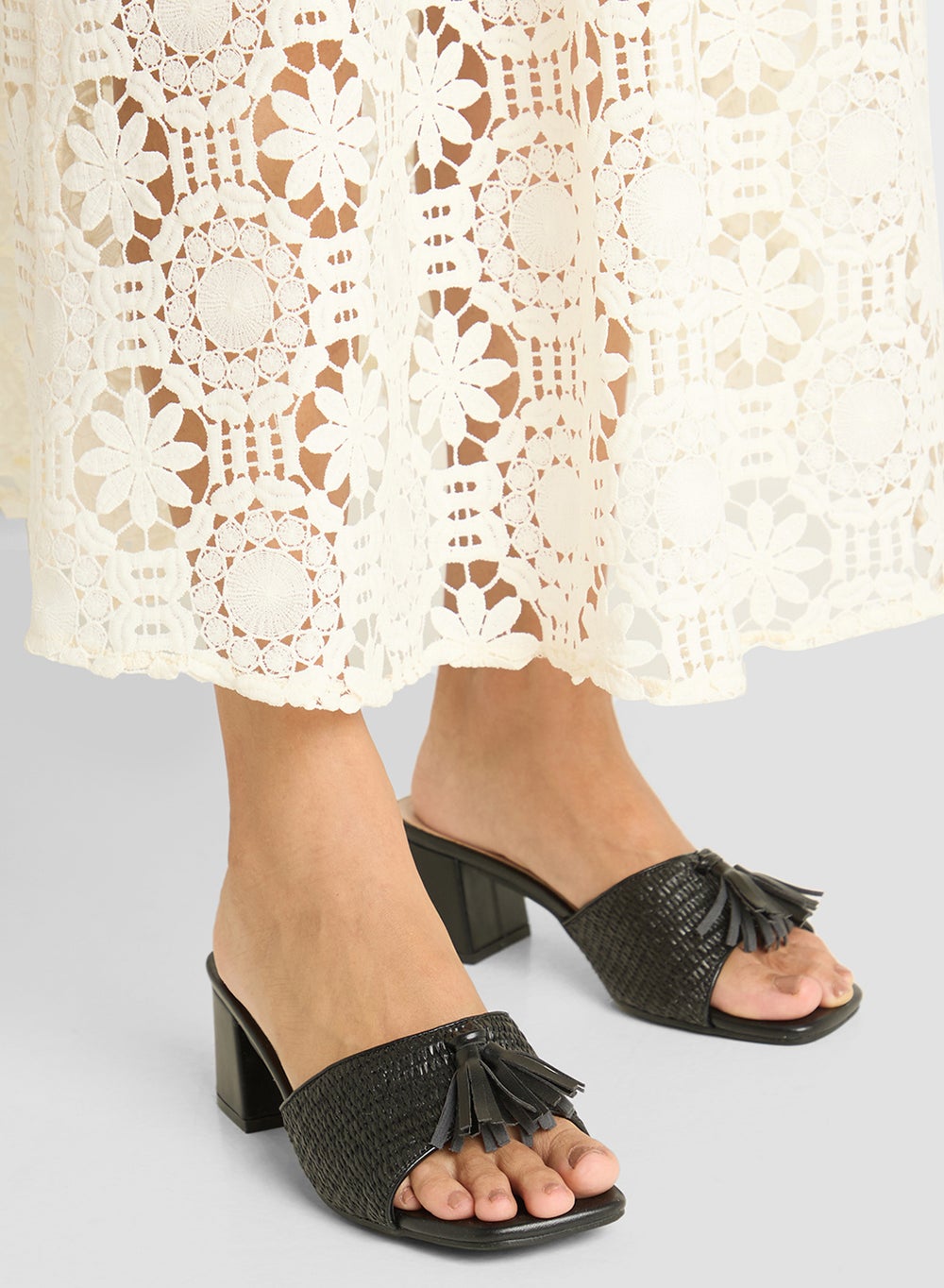 buy-ella-rafia-tassel-detail-block-heel-sandal_z57