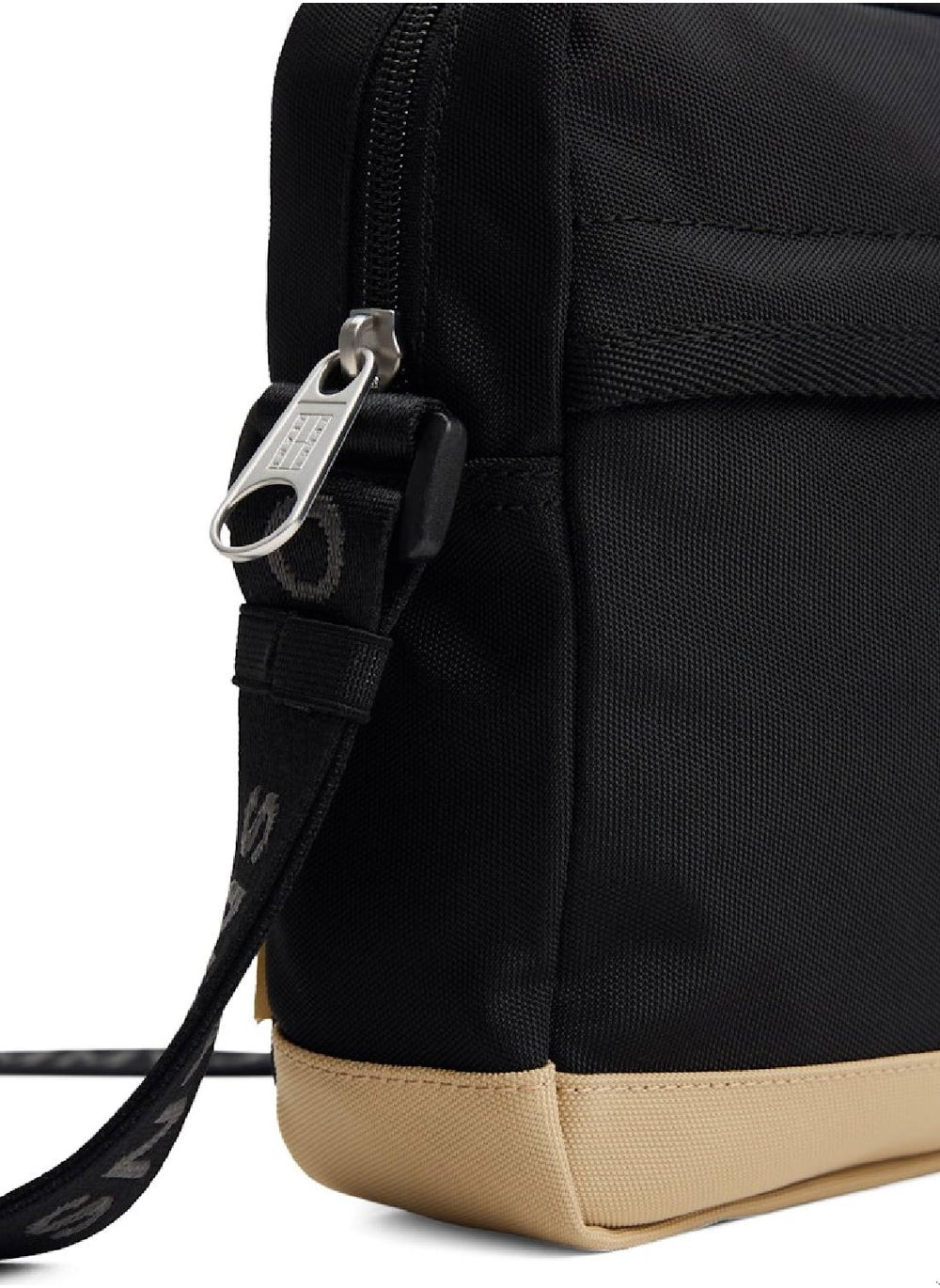 buy-tommy-jeans-essential-daily-reporter-bag_uhw