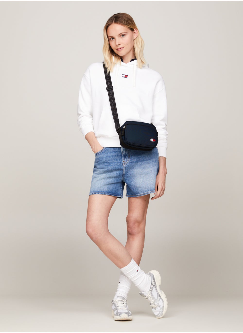buy-tommy-jeans-essential-repeat-logo-crossover-bag_jq2