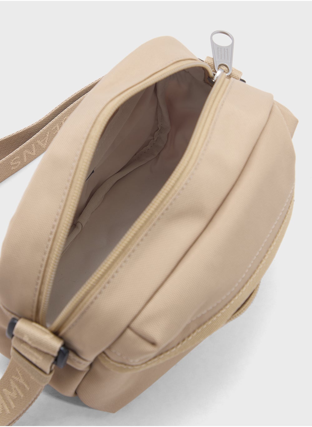 buy-tommy-jeans-essential-daily-crossbody-bag_v5x