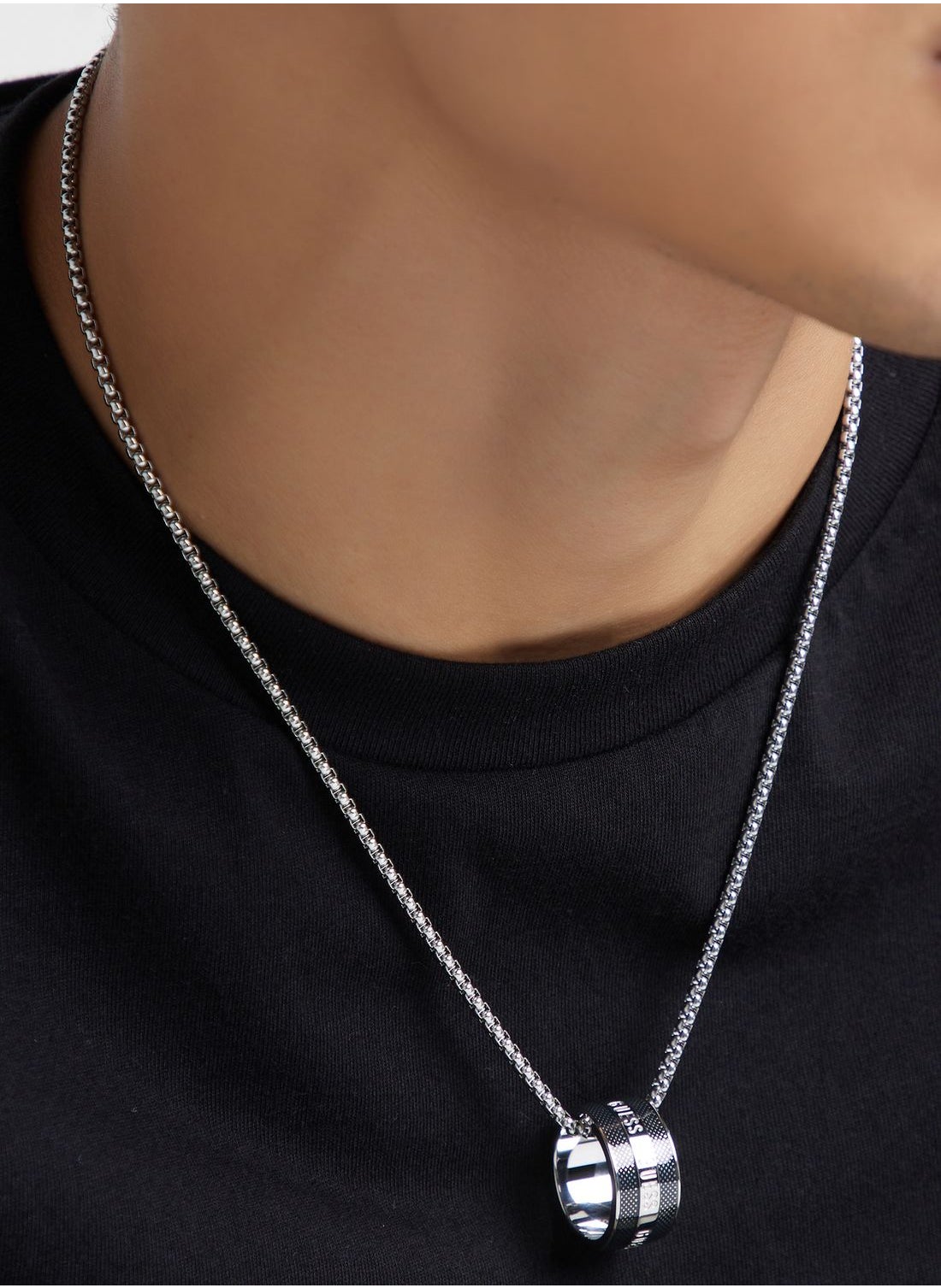 buy-guess-textured-round-necklace_fba