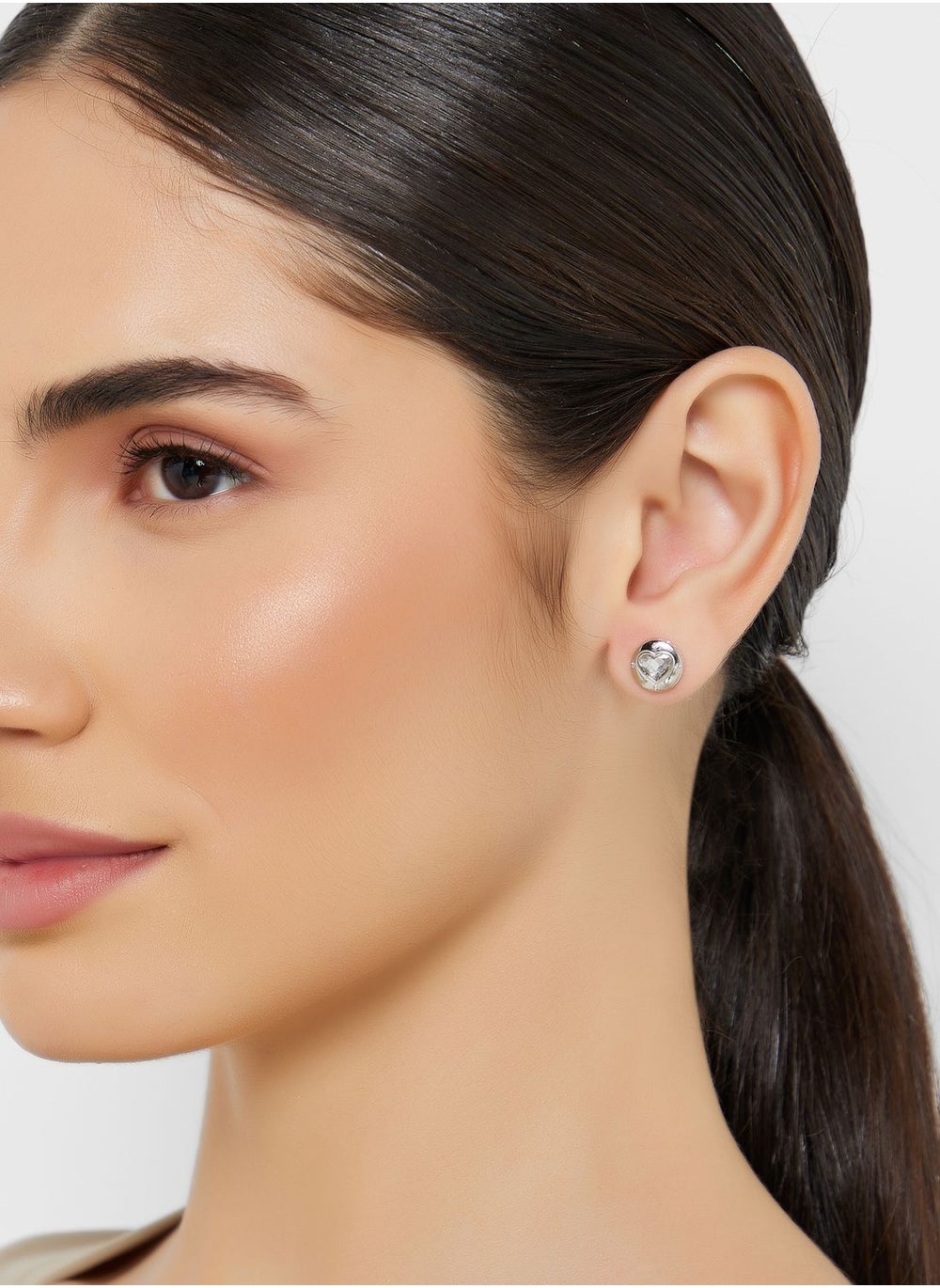 buy-guess-crystal-heart-stud-earrings_4dq