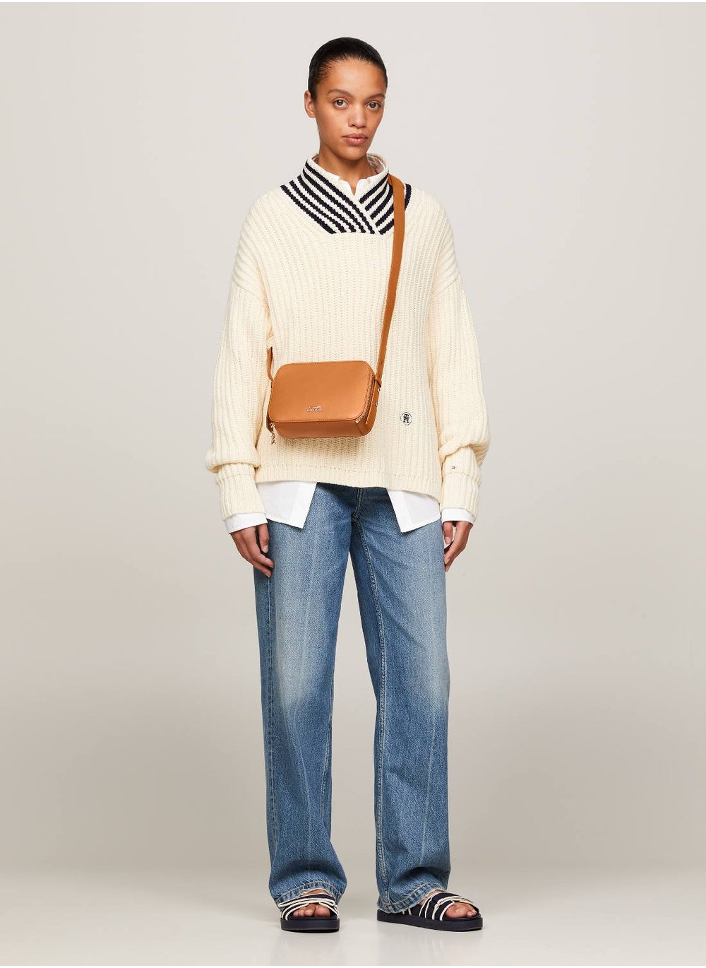 buy-tommy-hilfiger-metallic-logo-small-crossover-bag_r2z