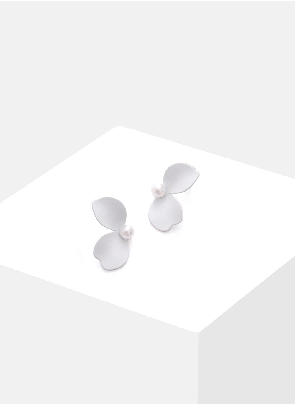 buy-sohi-petal-stud-earrings_90t