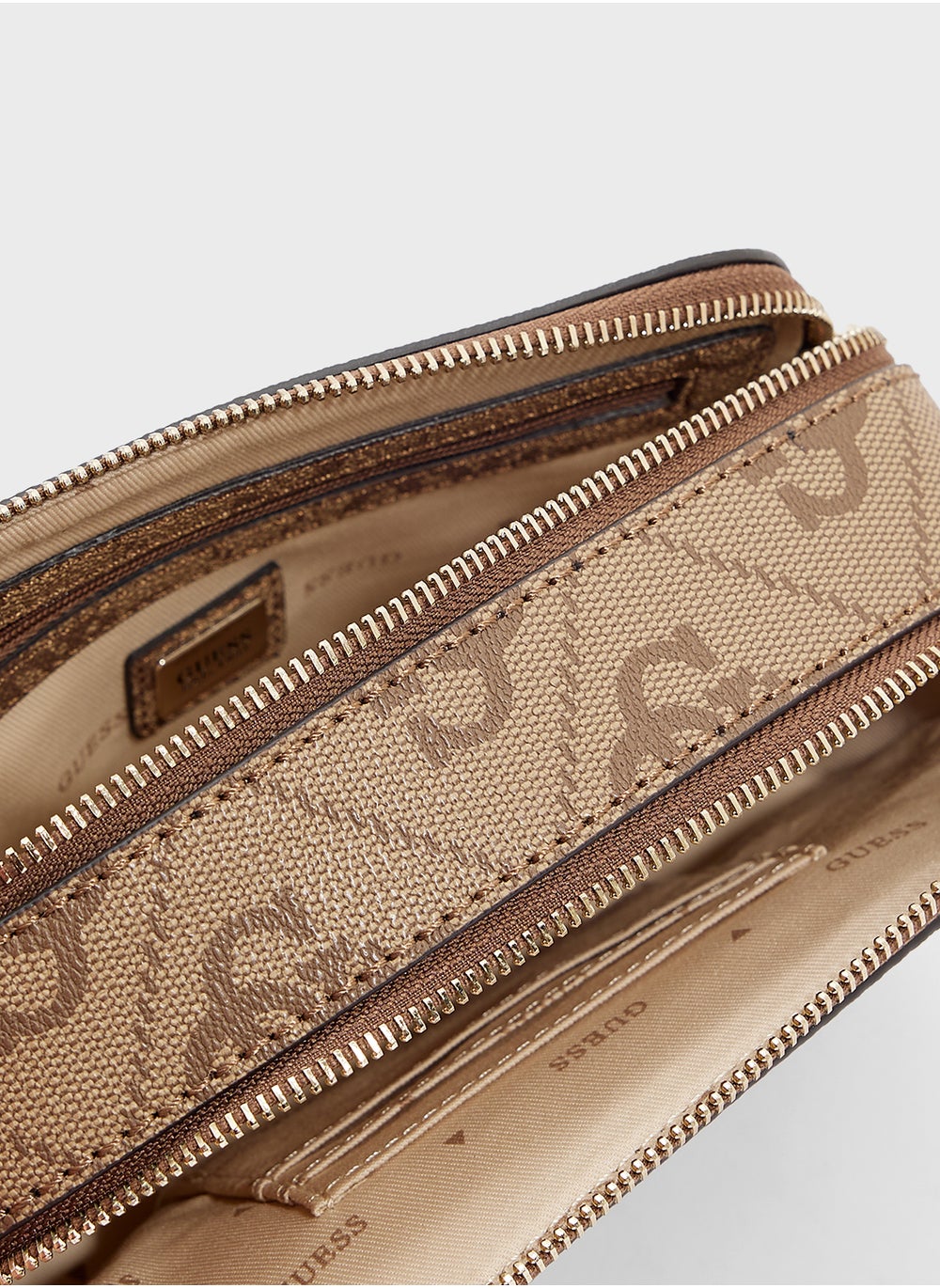 buy-guess-izzy-camera-bag-crossbody_mlo