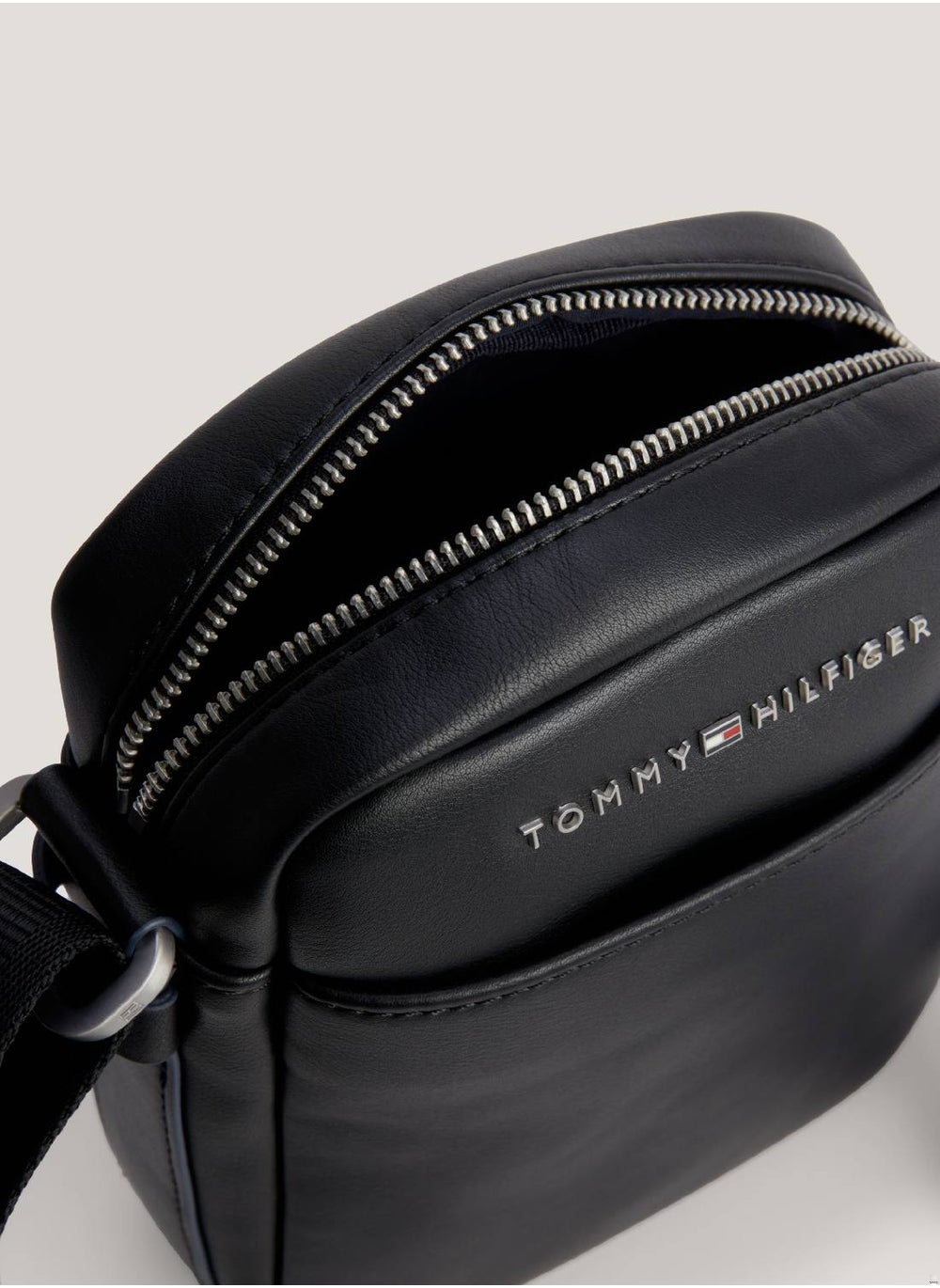 buy-tommy-hilfiger-city-mini-reporter-bag_d5m