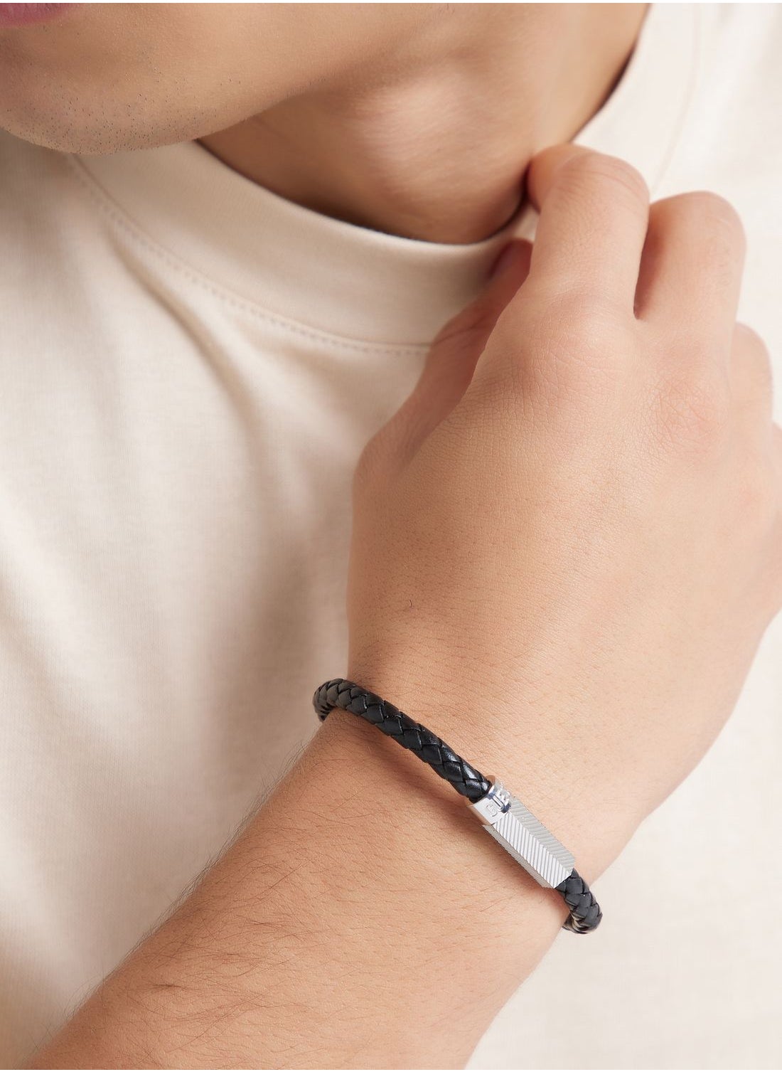 buy-guess-casual-leather-round-screw-jack-bracelet_gur