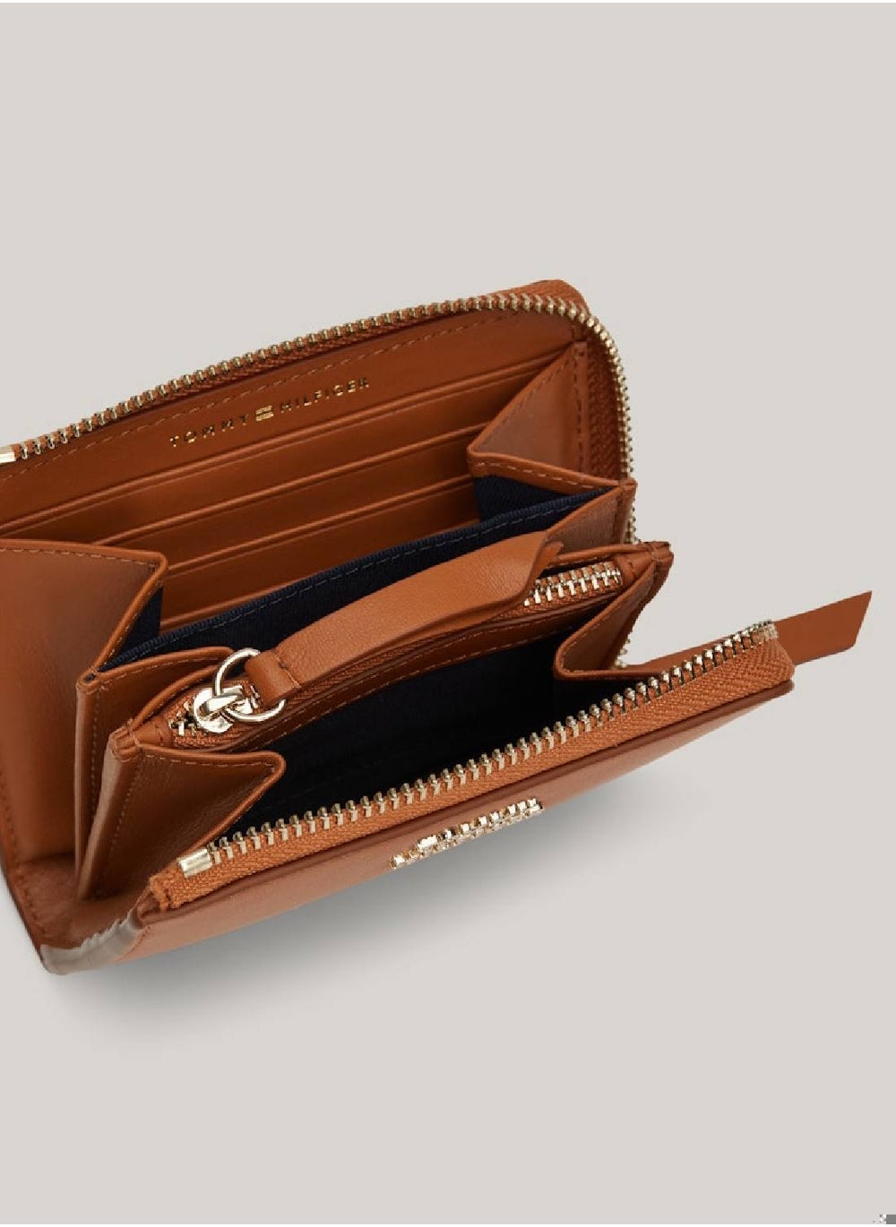 buy-tommy-hilfiger-zip-around-wallet_xc8