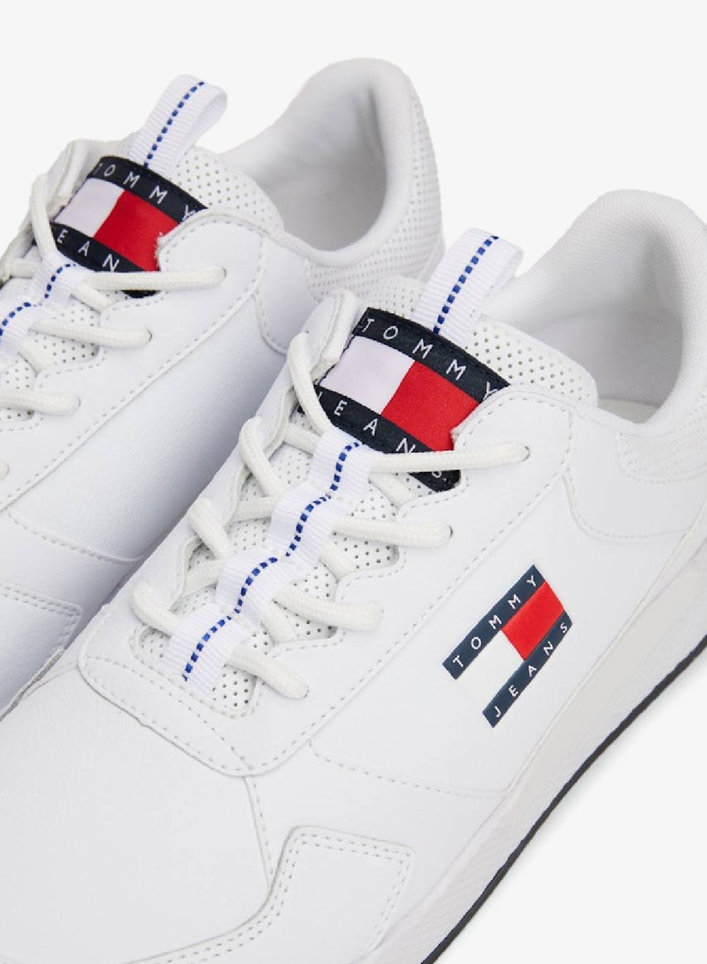 buy-tommy-jeans-essential-badge-flexible-runner-sneakers_vr5