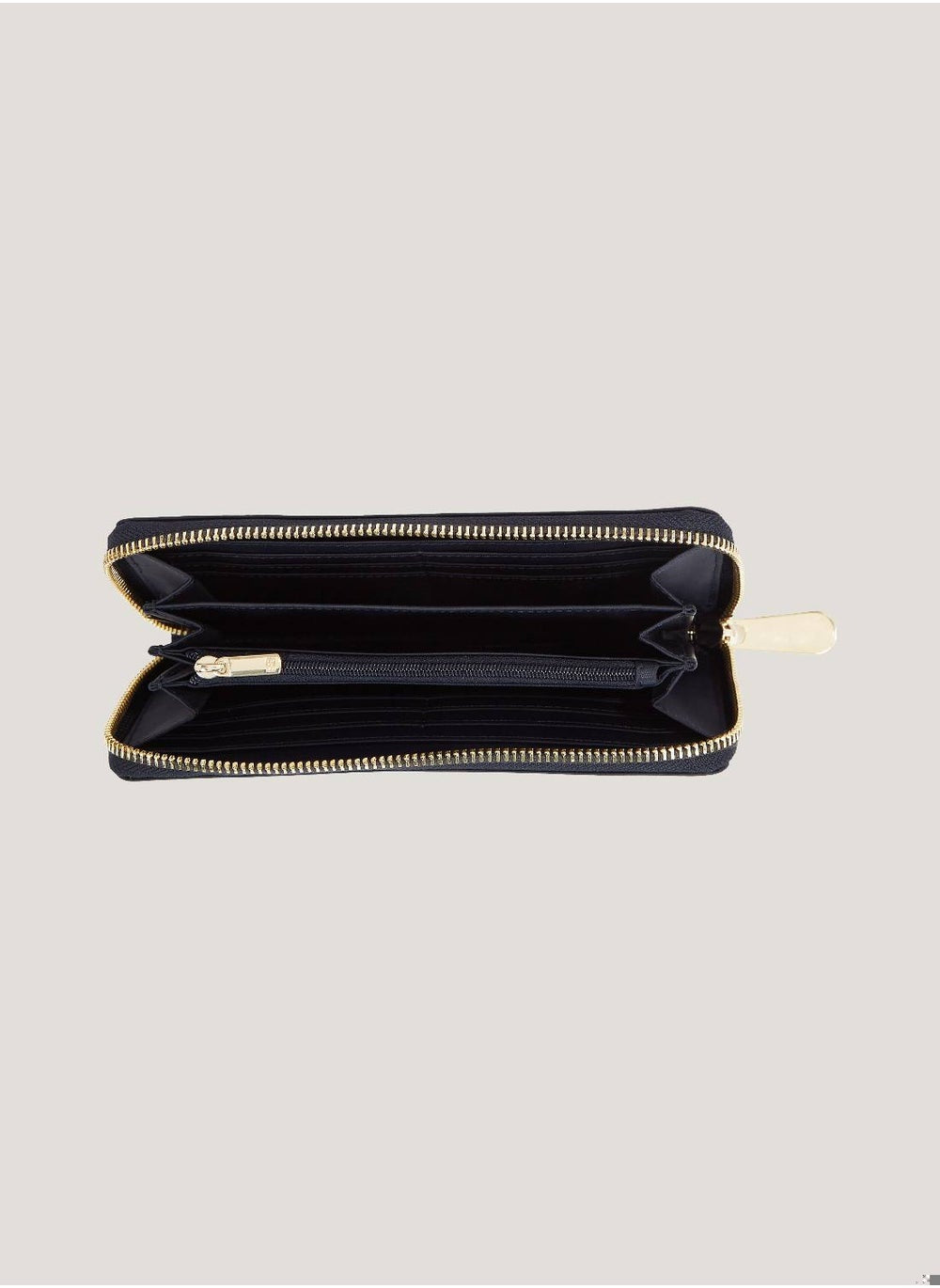 buy-tommy-hilfiger-large-zip-aound-wallet_daf