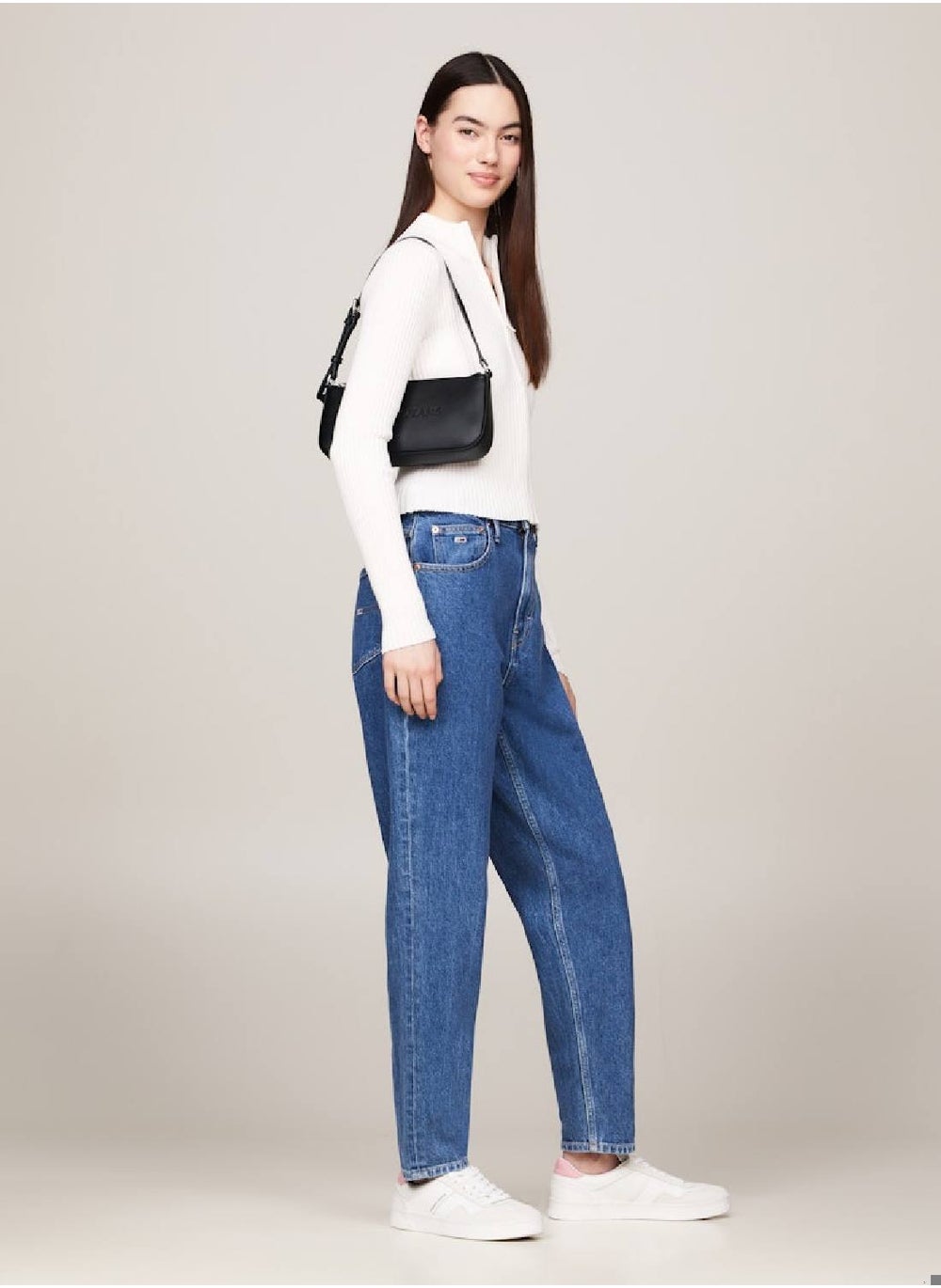 buy-tommy-jeans-essential-metal-logo-shoulder-bag_e6x