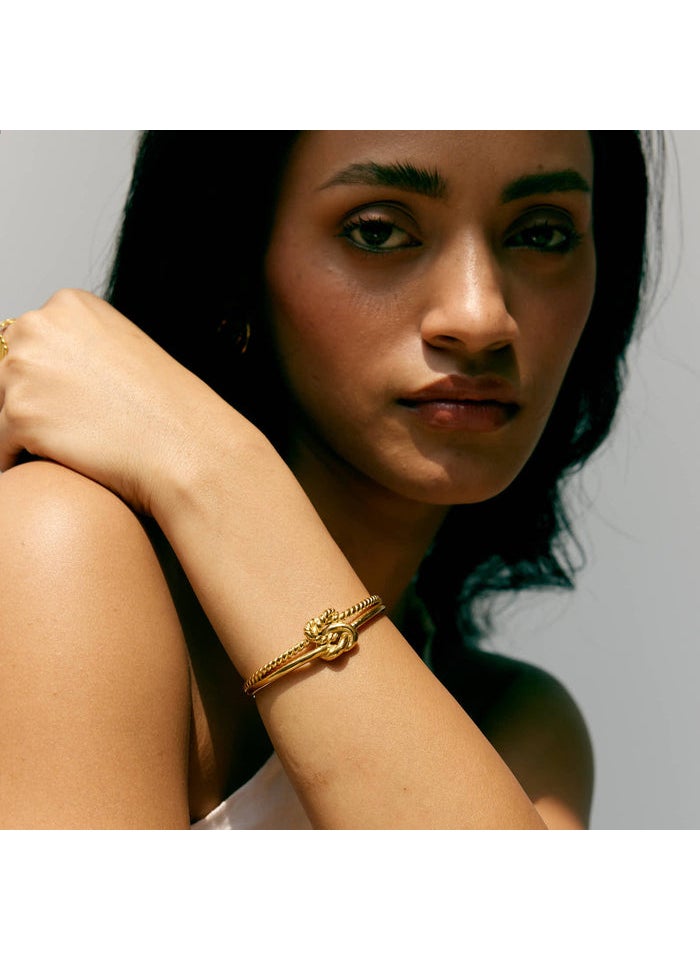buy-noya-18k-gold-plated-genevieve-knot-bangle_qqg