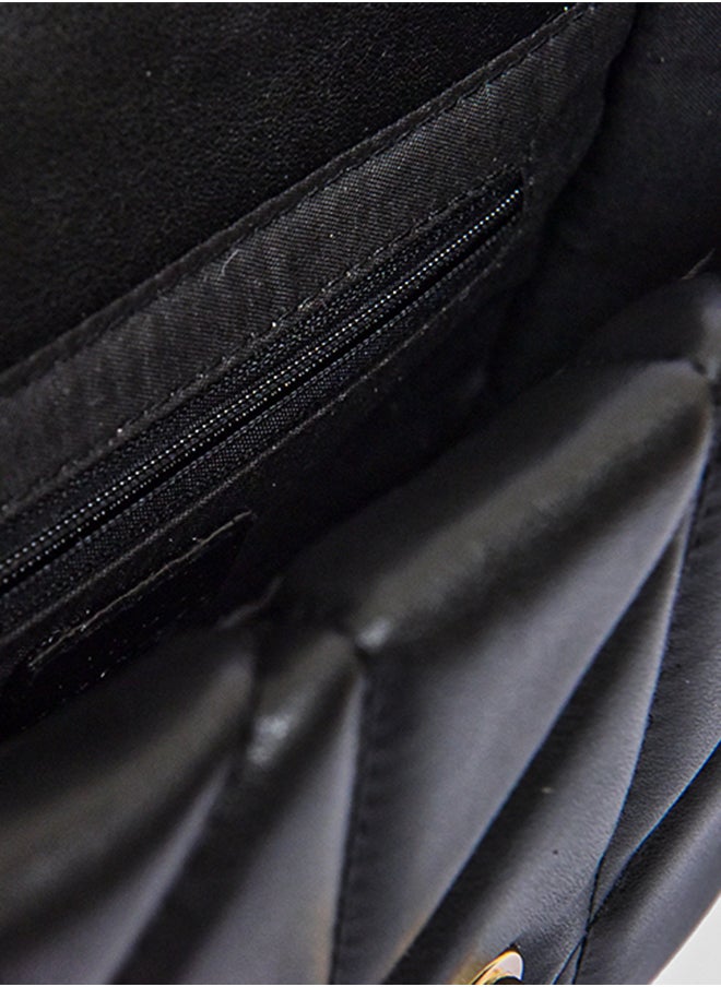 buy-vincci-quilted-chain-detailed-shoulder-bag_ewe