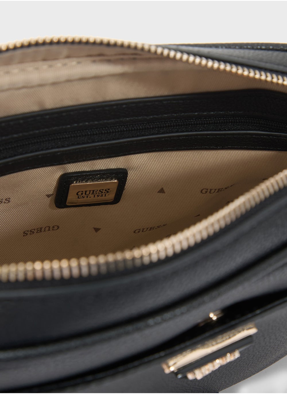 buy-guess-meridian-camera-bag_kls
