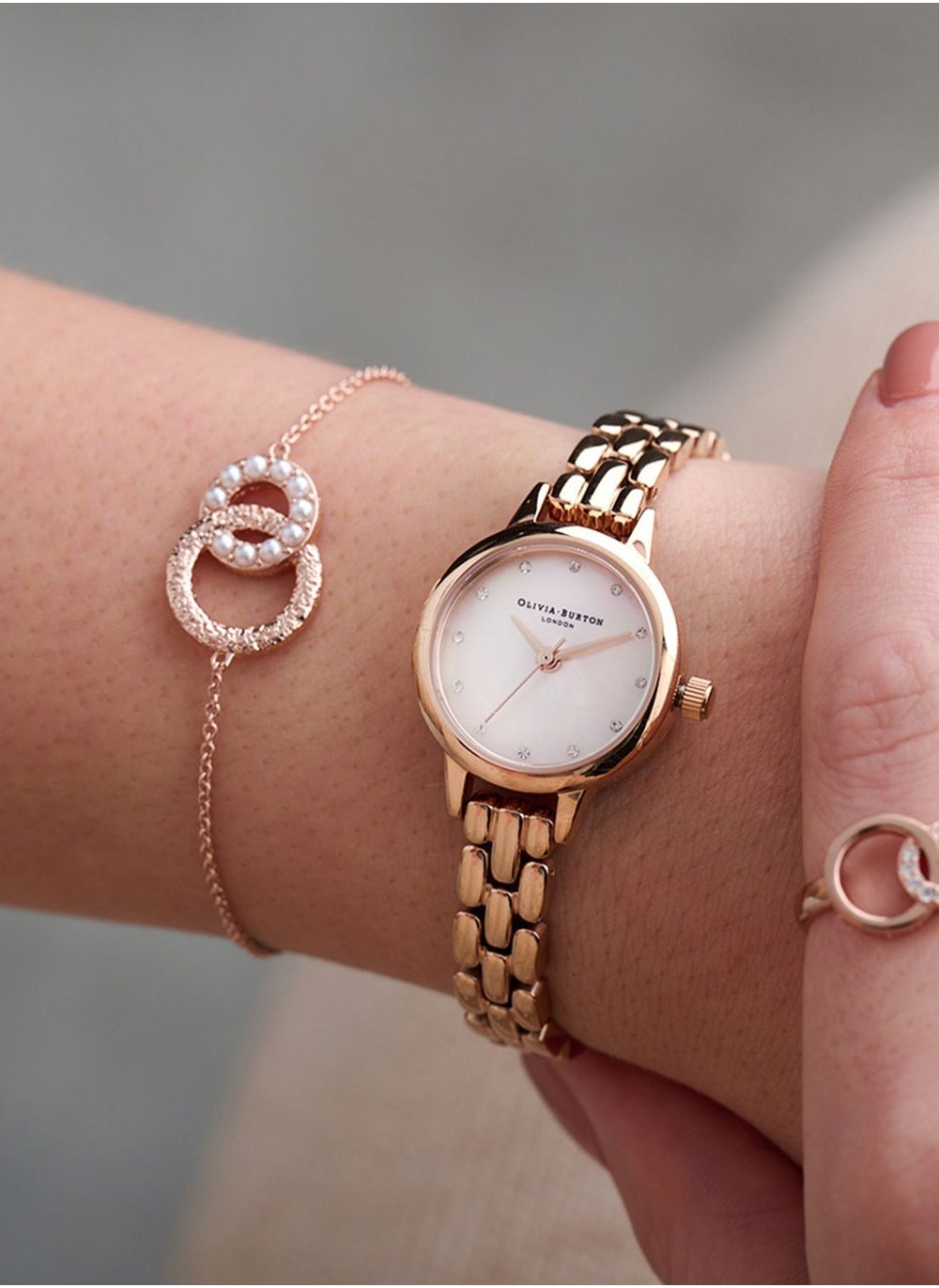 buy-olivia-burton-steel-strap-analog-watch_fad