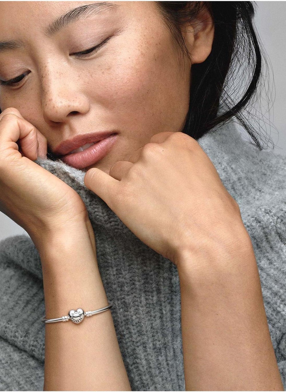 buy-pandora-pandora-moments-heart-clasp-bangle_civ