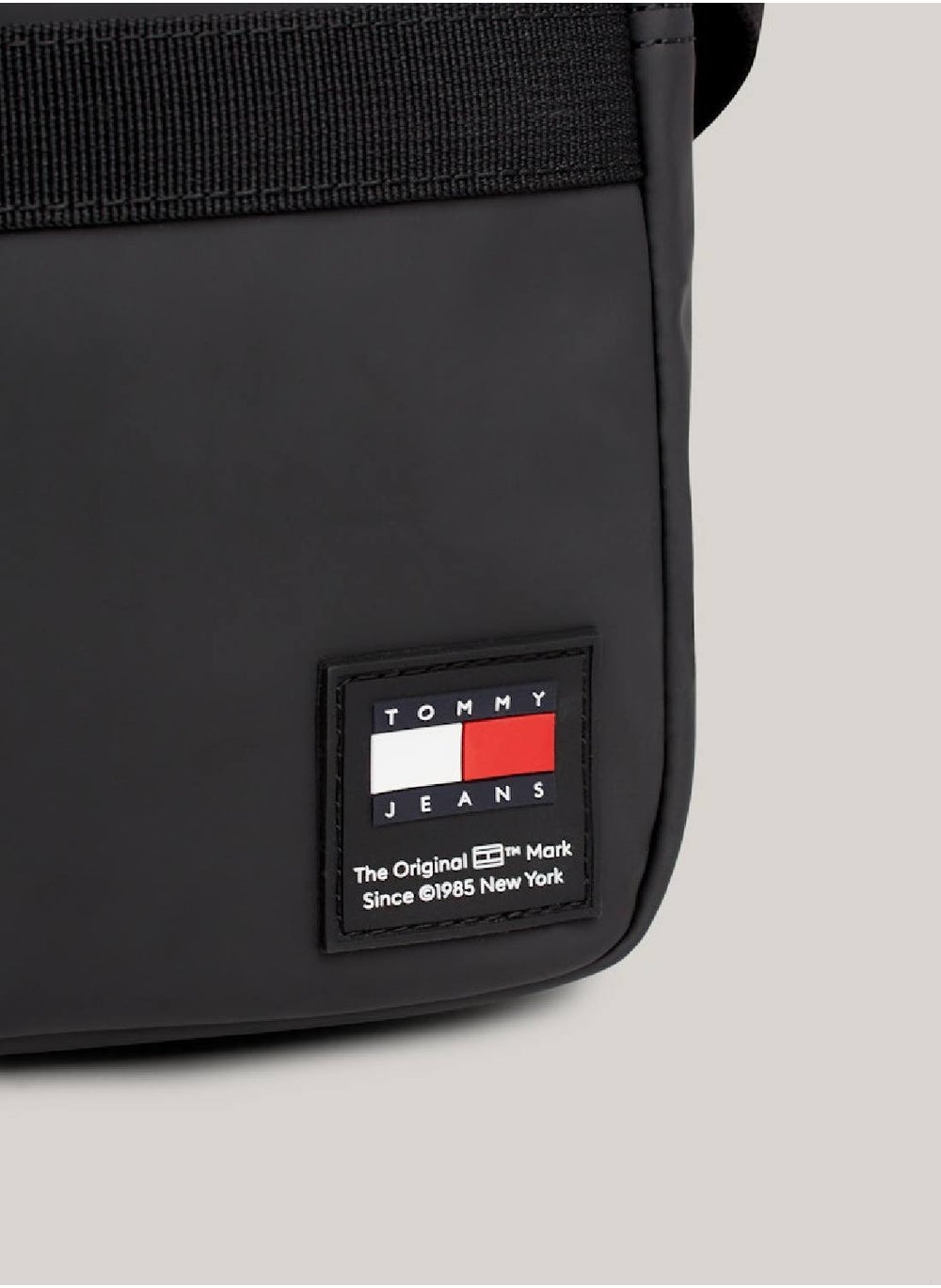 buy-tommy-jeans-daily-camera-weekender-bag_78z