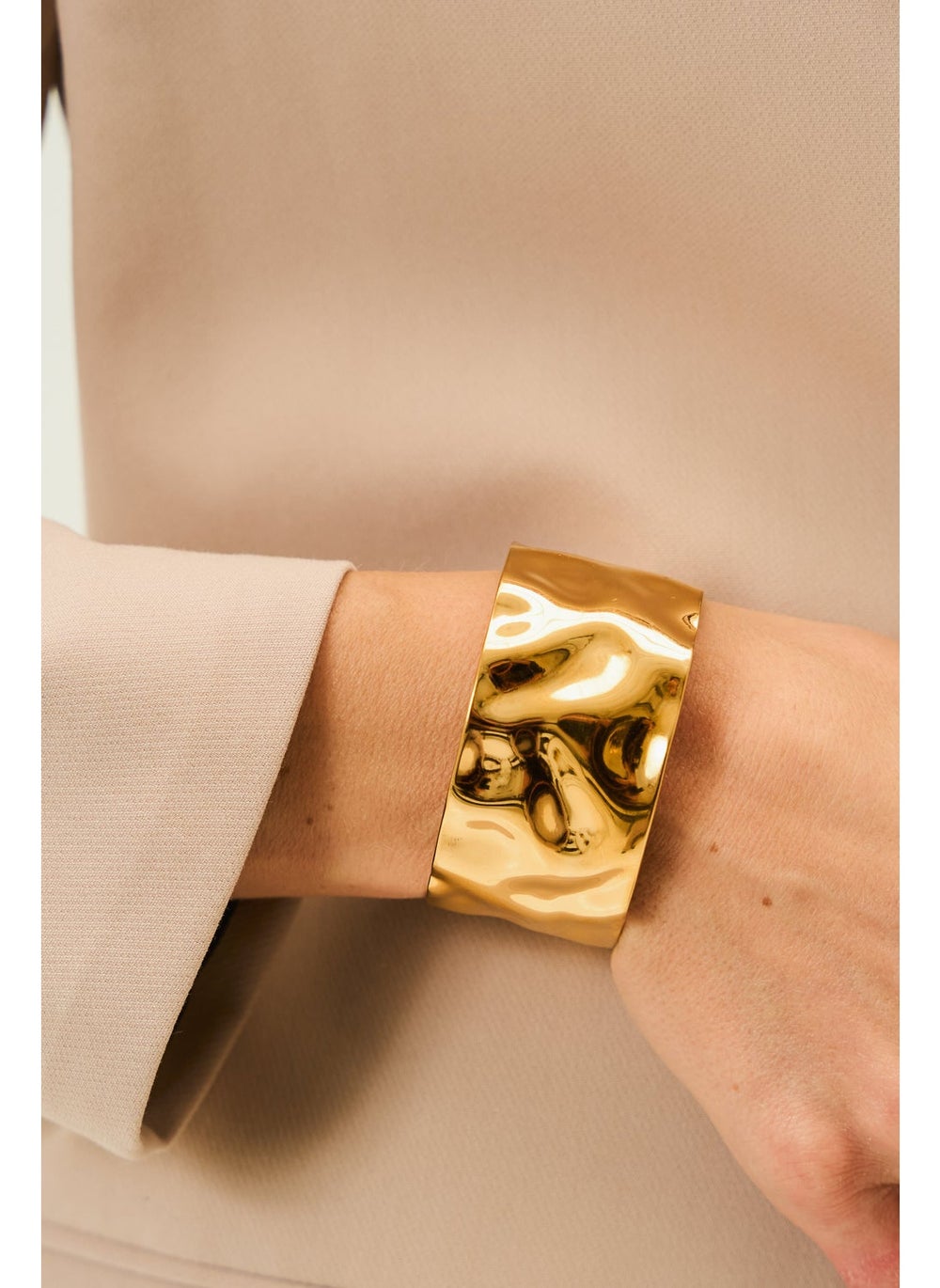 buy-noya-celine-wave-gold-cuff_swd