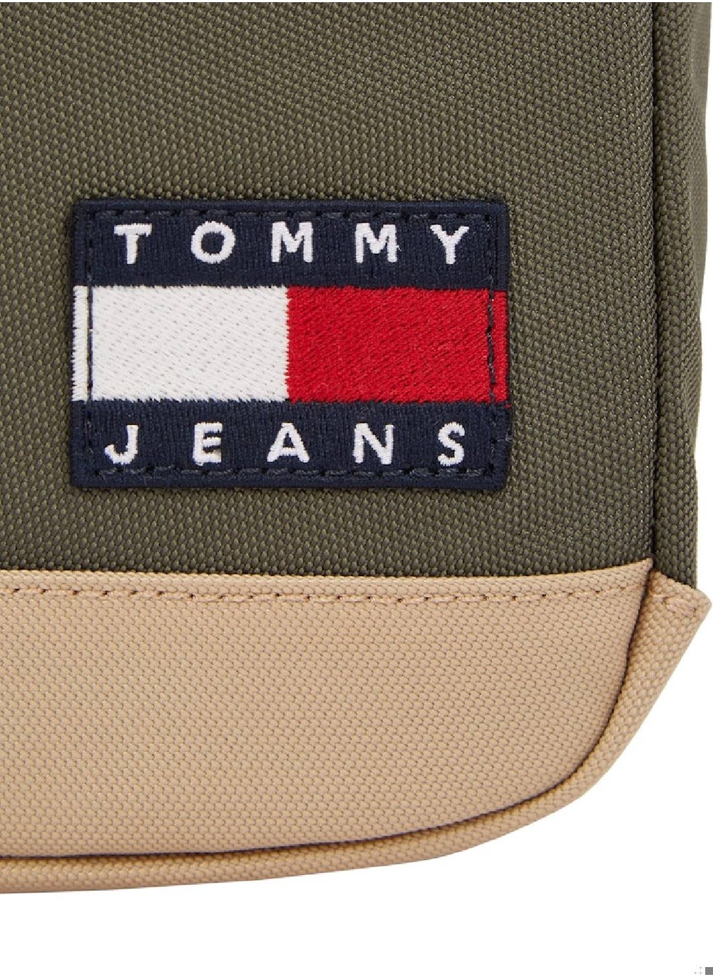 buy-tommy-jeans-essential-daily-reporter-bag_05t