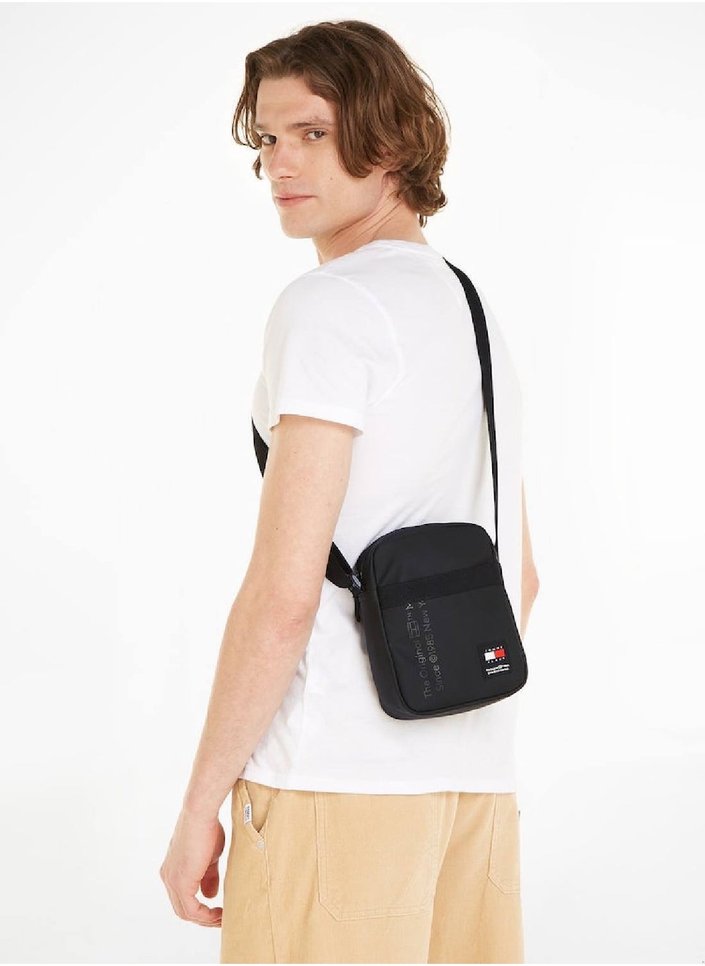 buy-tommy-jeans-essential-tonal-logo-reporter-bag_dnz