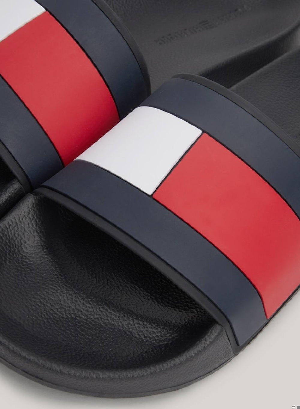 buy-tommy-hilfiger-rubber-flag-pool-slides_pej