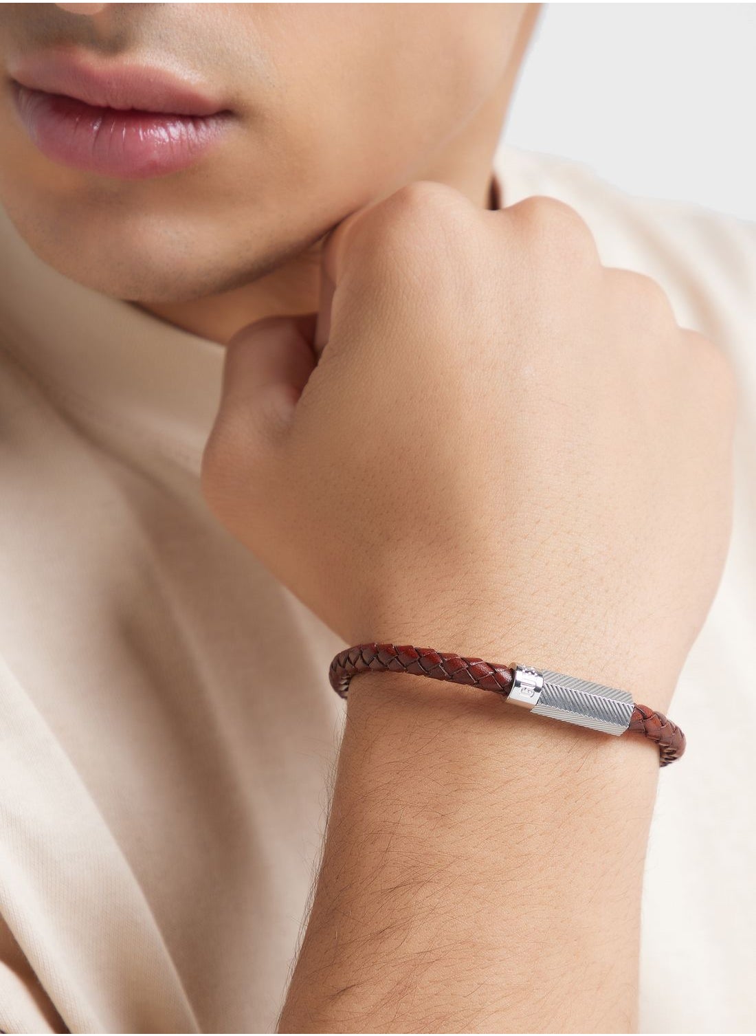 buy-guess-casual-leather-round-screw-jack-bracelet_se4