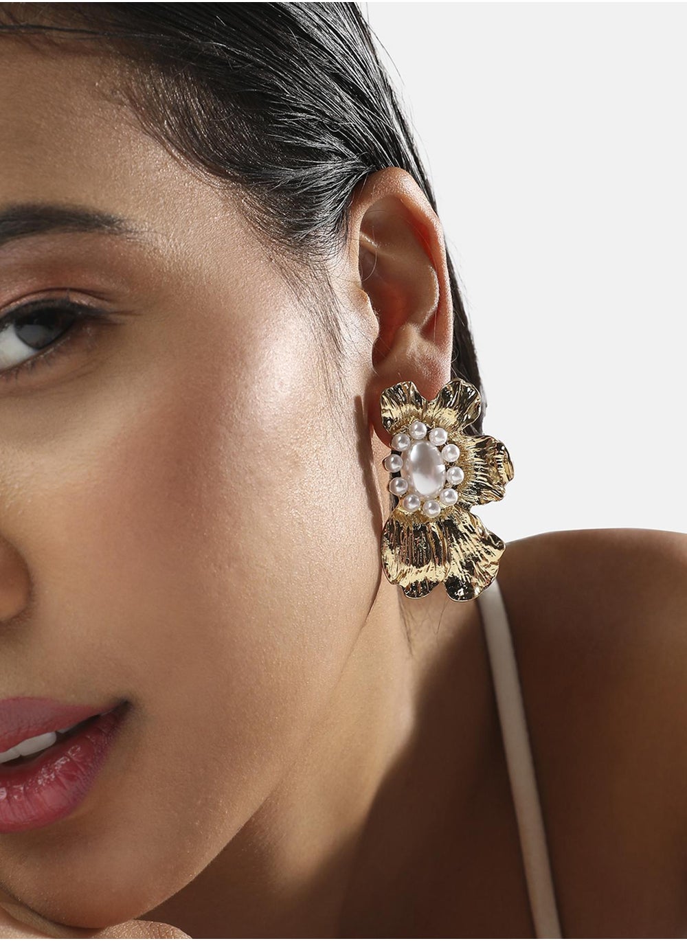 buy-sohi-flower-pearl-stud-earrings_prr