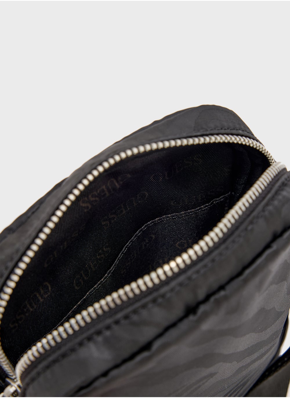buy-guess-zip-through-messenger-bag_rc8