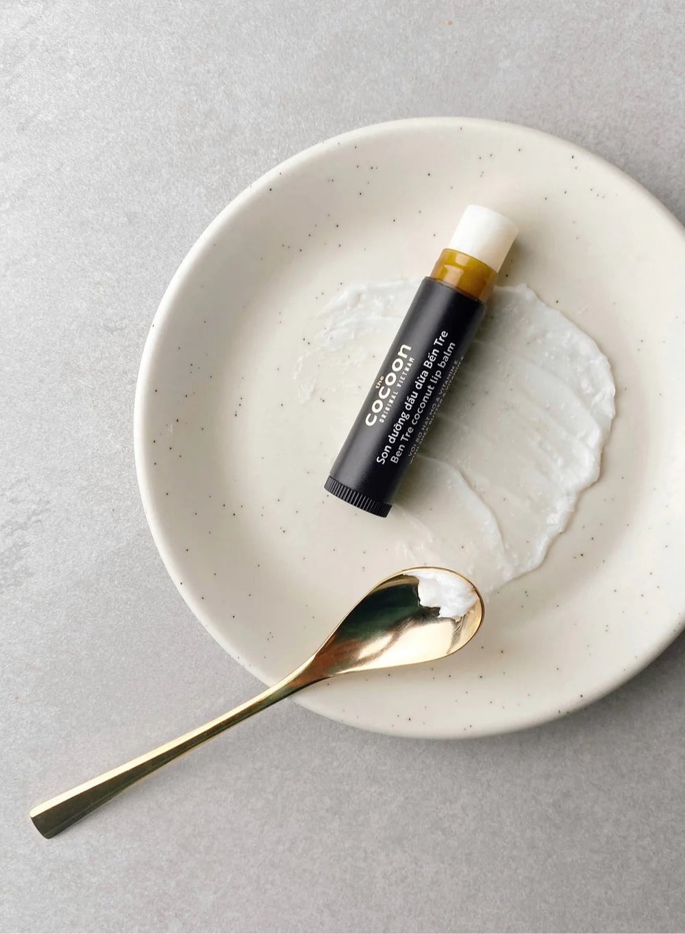 buy-the-cocoon-original-vietnam-ben-tre-coconut-lip-balm-5g_4fp