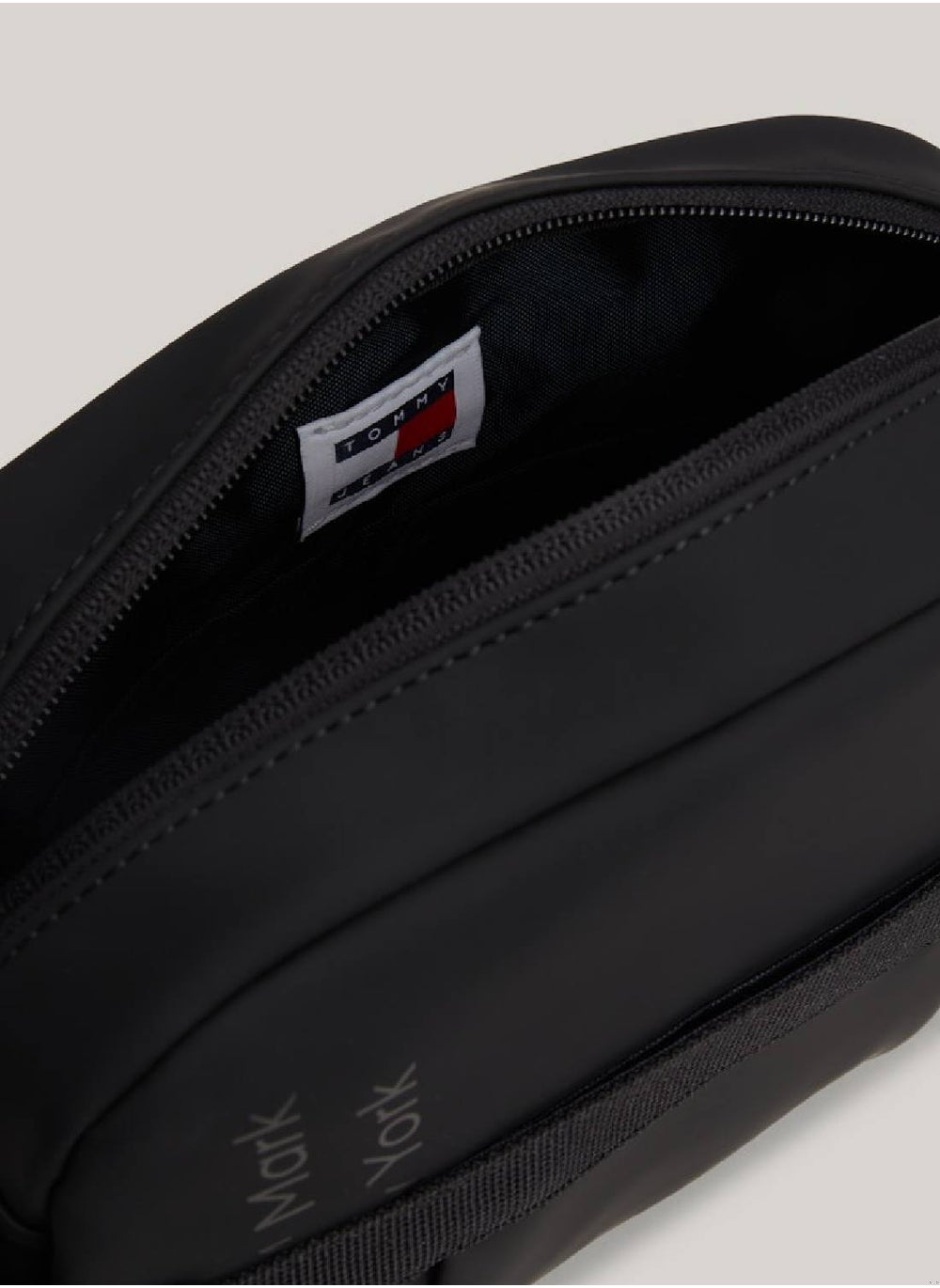 buy-tommy-jeans-daily-washbag_xyt
