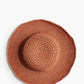 قبعة القش المموجة بتصميم أنيق وعصري