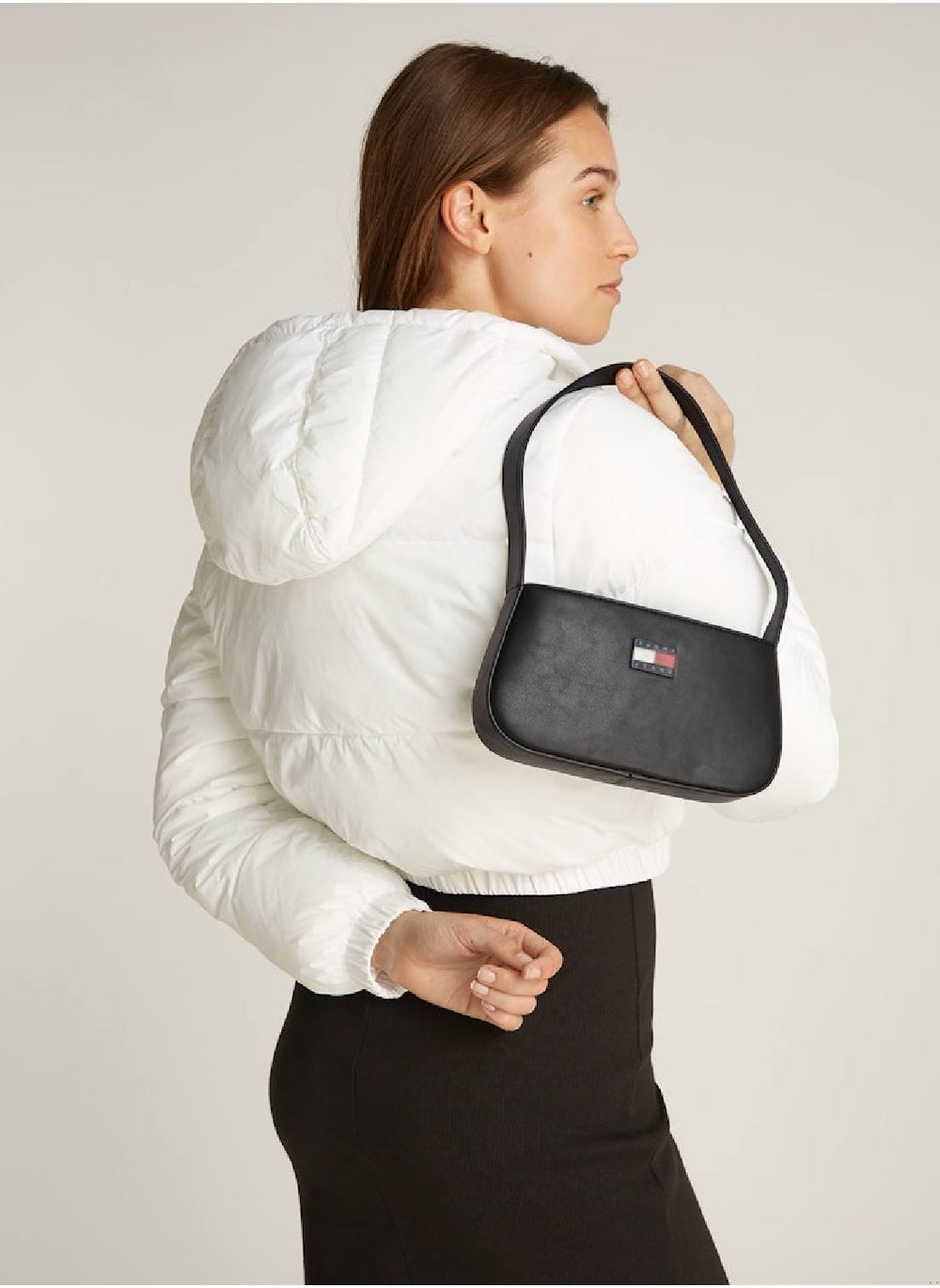 buy-tommy-jeans-essential-shoulder-bag_d8u